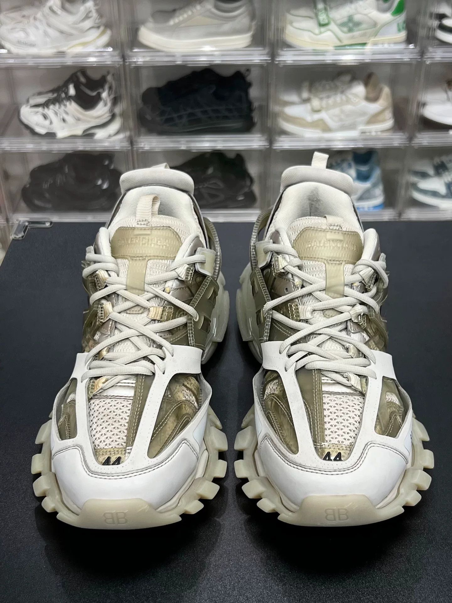 Balenciaga Balenciaga Beige Lowtop Sneakers 11 Men Size US 11 / EU 44 - 2 Thumbnail
