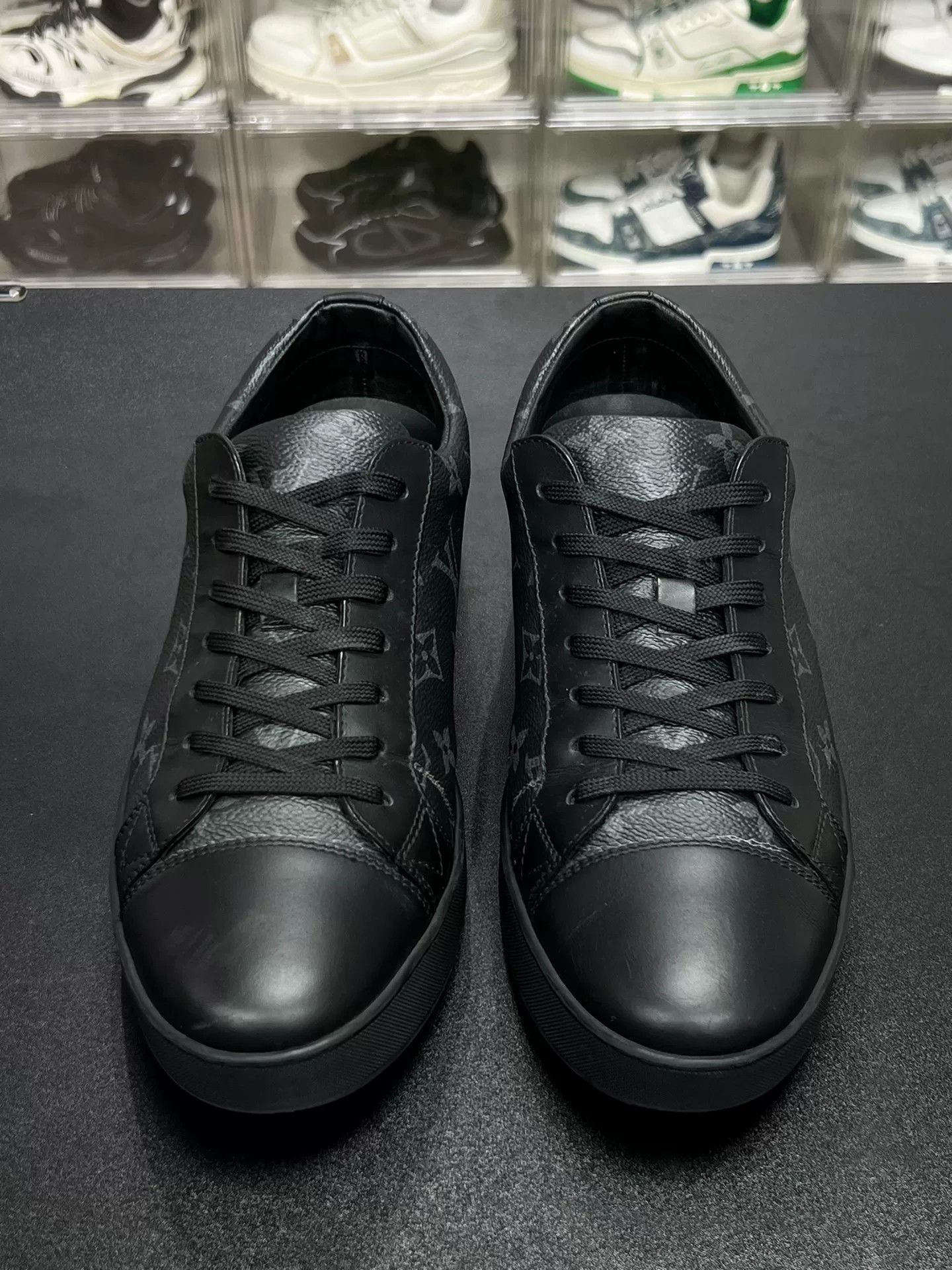 Louis Vuitton Louis Vuitton Black Lowtop Sneakers 8 Men Size US 8 / EU 41 - 2 Thumbnail