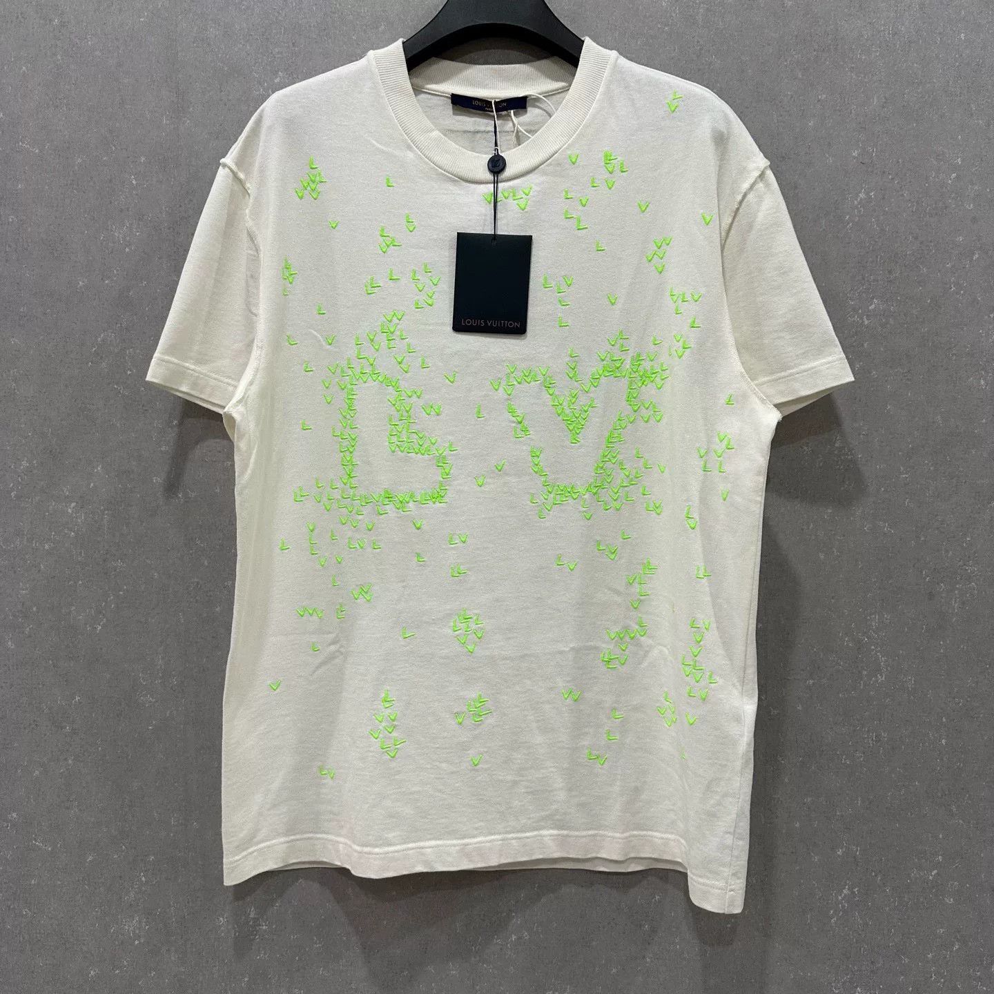 Louis Vuitton Louis Vuitton Neon Embroidered LV T-Shirt M Size US M / EU 48-50 / 2 - 2 Thumbnail