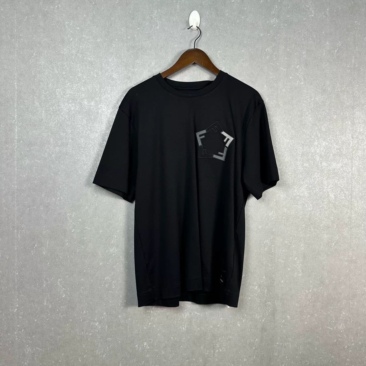 Fendi Fendi Pentagon Logo Embroidered T-Shirt Size M Size US M / EU 48-50 / 2 - 2 Thumbnail
