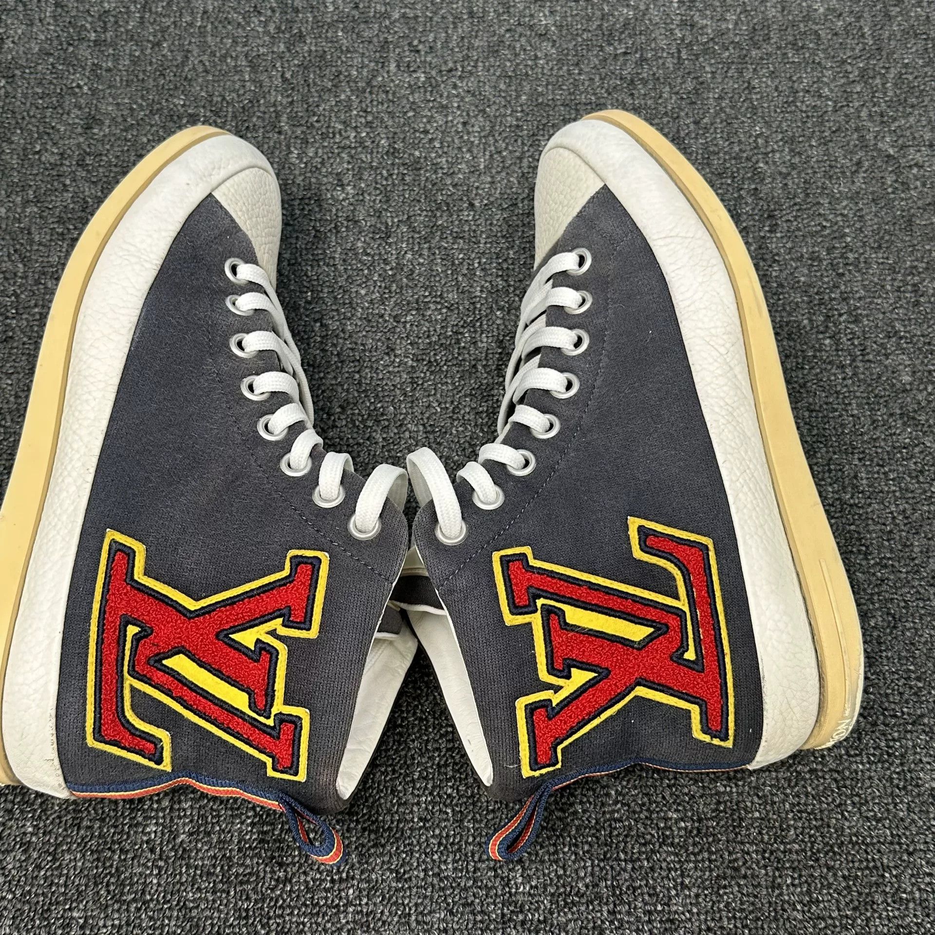 Louis Vuitton Louis Vuitton LV Logo Patch Hi-Top Sneakers 5 Size US 6 / EU 39 - 6 Thumbnail