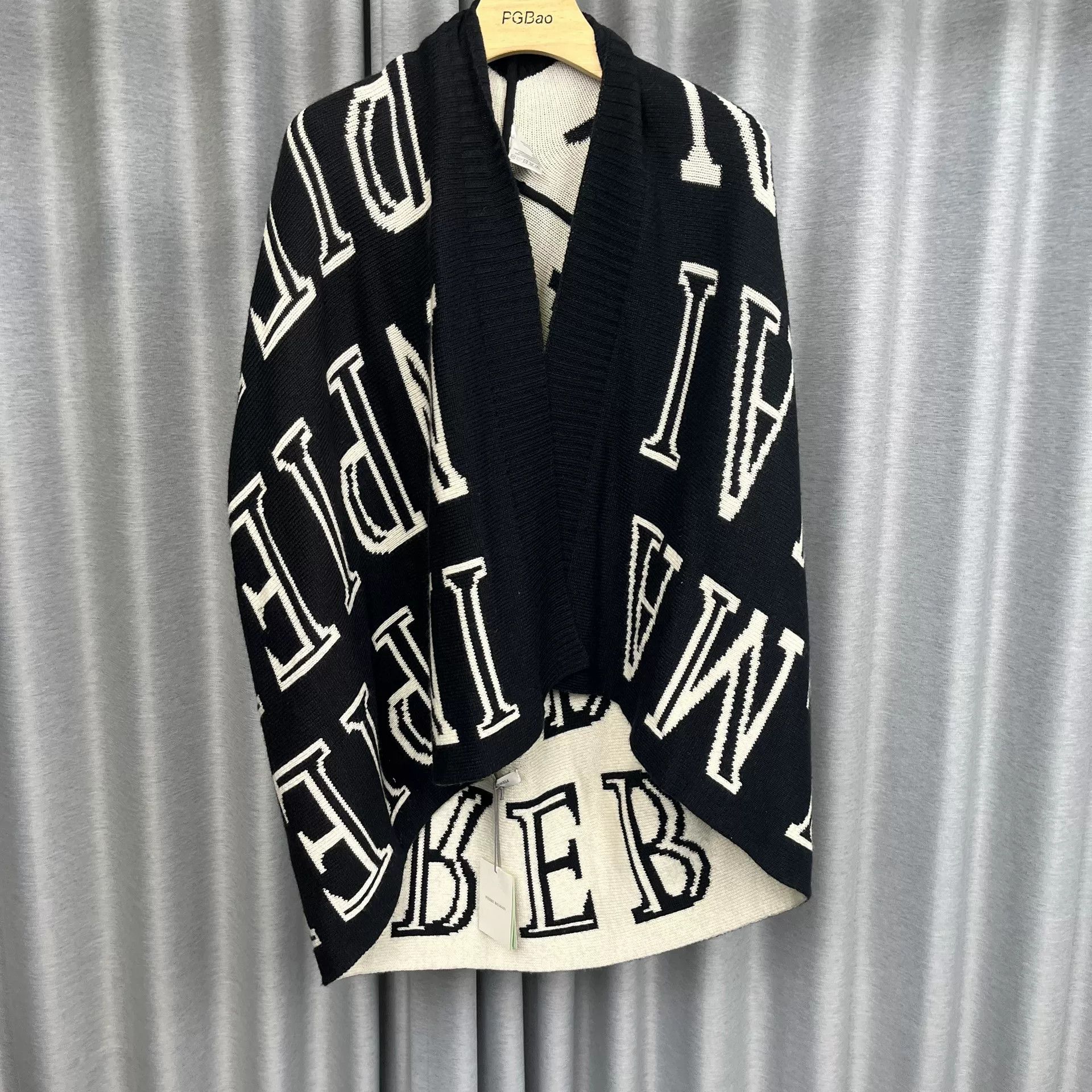 Pierre Balmain Pierre Balmain Logo Print Cloak Sweater 38 Size S / US 4 / IT 40 - 2 Thumbnail