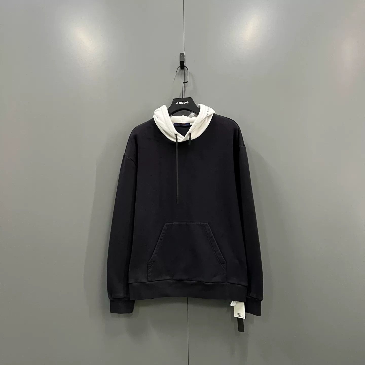 Louis Vuitton Louis Vuitton Contrast Hooded Sweatshirt XL Size US XL / EU 56 / 4 - 2 Thumbnail