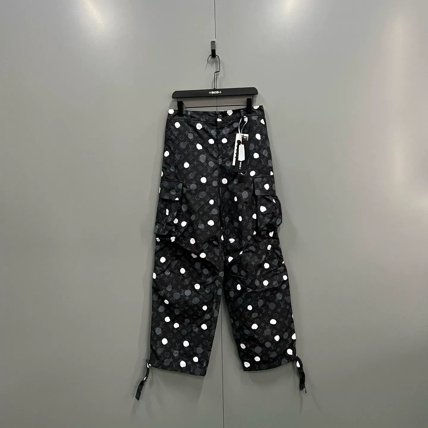 Louis Vuitton Louis Vuitton x Yayoi Kusama Dot Cargo Pants S Size US 30 / EU 46 - 2 Thumbnail