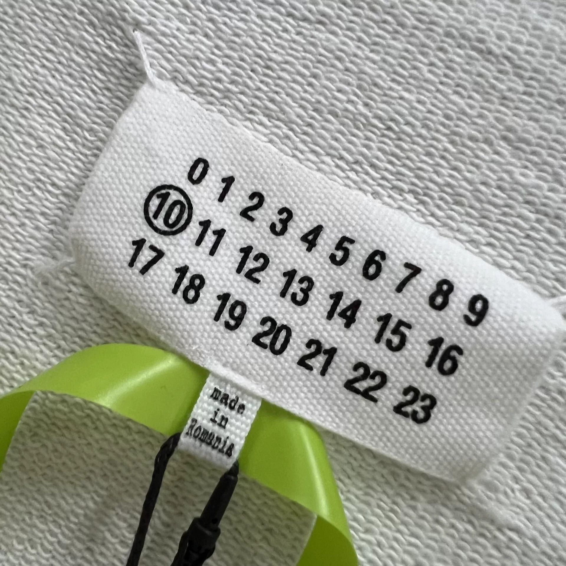 Maison Margiela Maison Margiela Inverted Logo Sweatshirt Size 50 Size US M / EU 48-50 / 2 - 4 Thumbnail