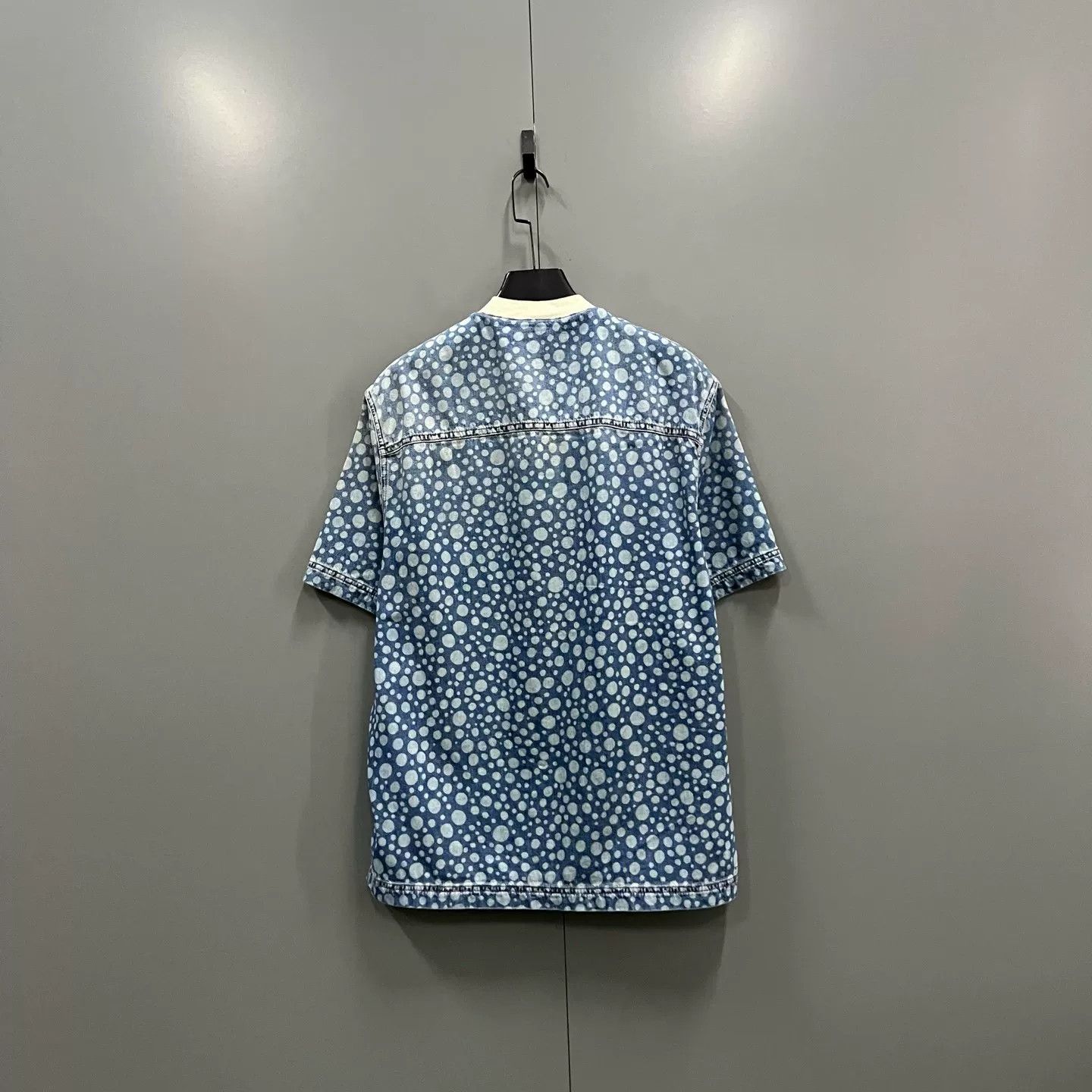 Louis Vuitton Louis Vuitton x Yayoi Kusama Polka Dot Shirt L Size US L / EU 52-54 / 3 - 3 Thumbnail