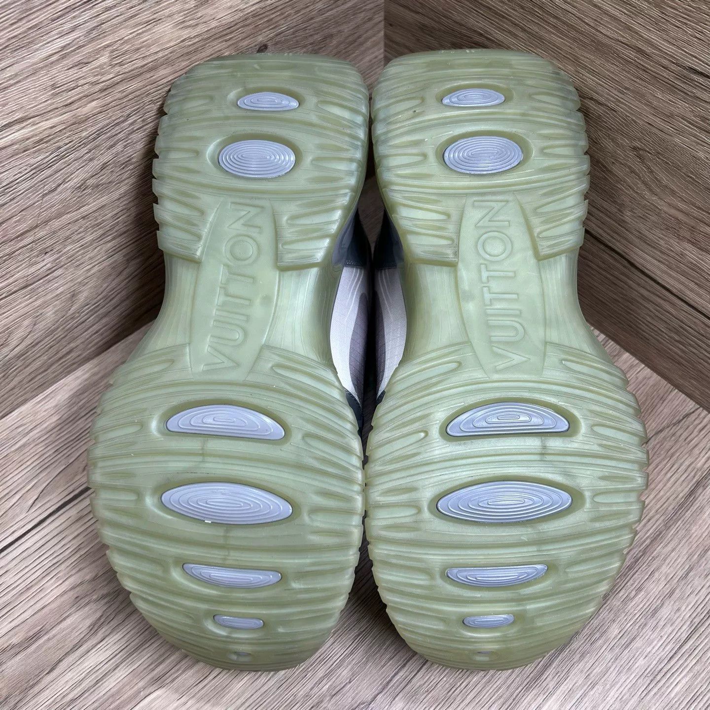 Louis Vuitton Louis Vuitton Monogram Run Away Sneakers Size 41 Size US 8 / EU 41 - 7 Thumbnail