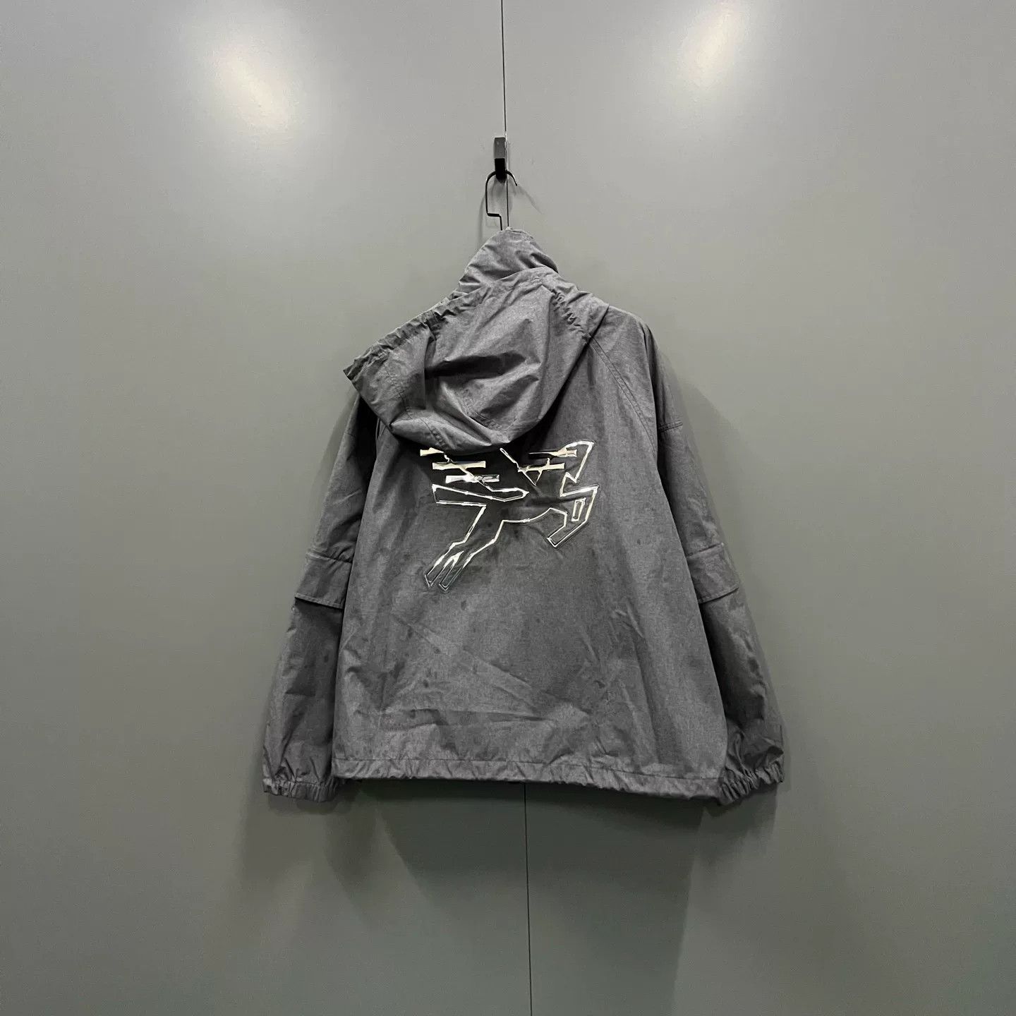 Louis Vuitton Louis Vuitton Patch Grey Hooded Windbreaker Size 52 Size US L / EU 52-54 / 3 - 3 Thumbnail