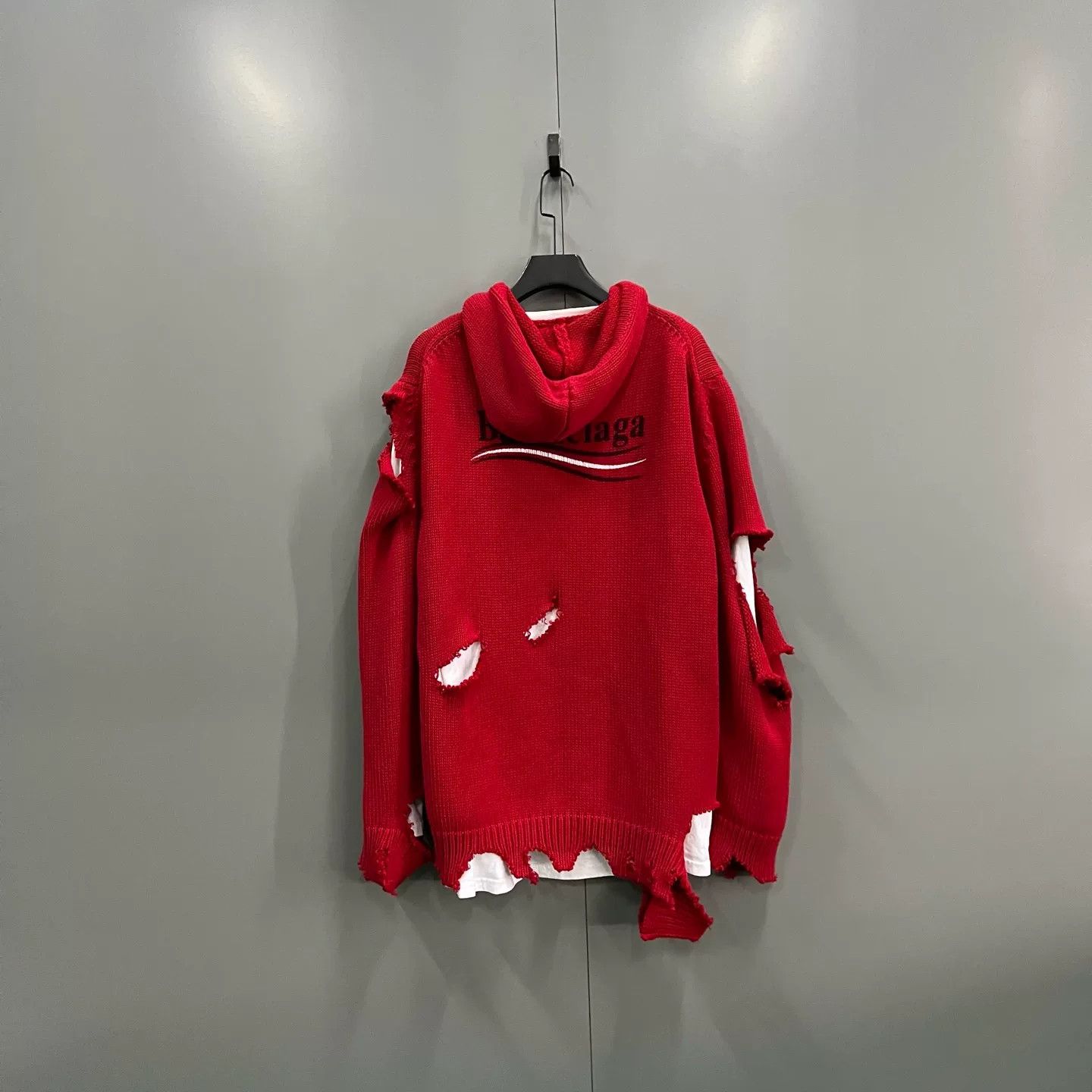 Balenciaga Balenciaga Distressed Red Knit Hoodie Size L Size US L / EU 52-54 / 3 - 3 Thumbnail