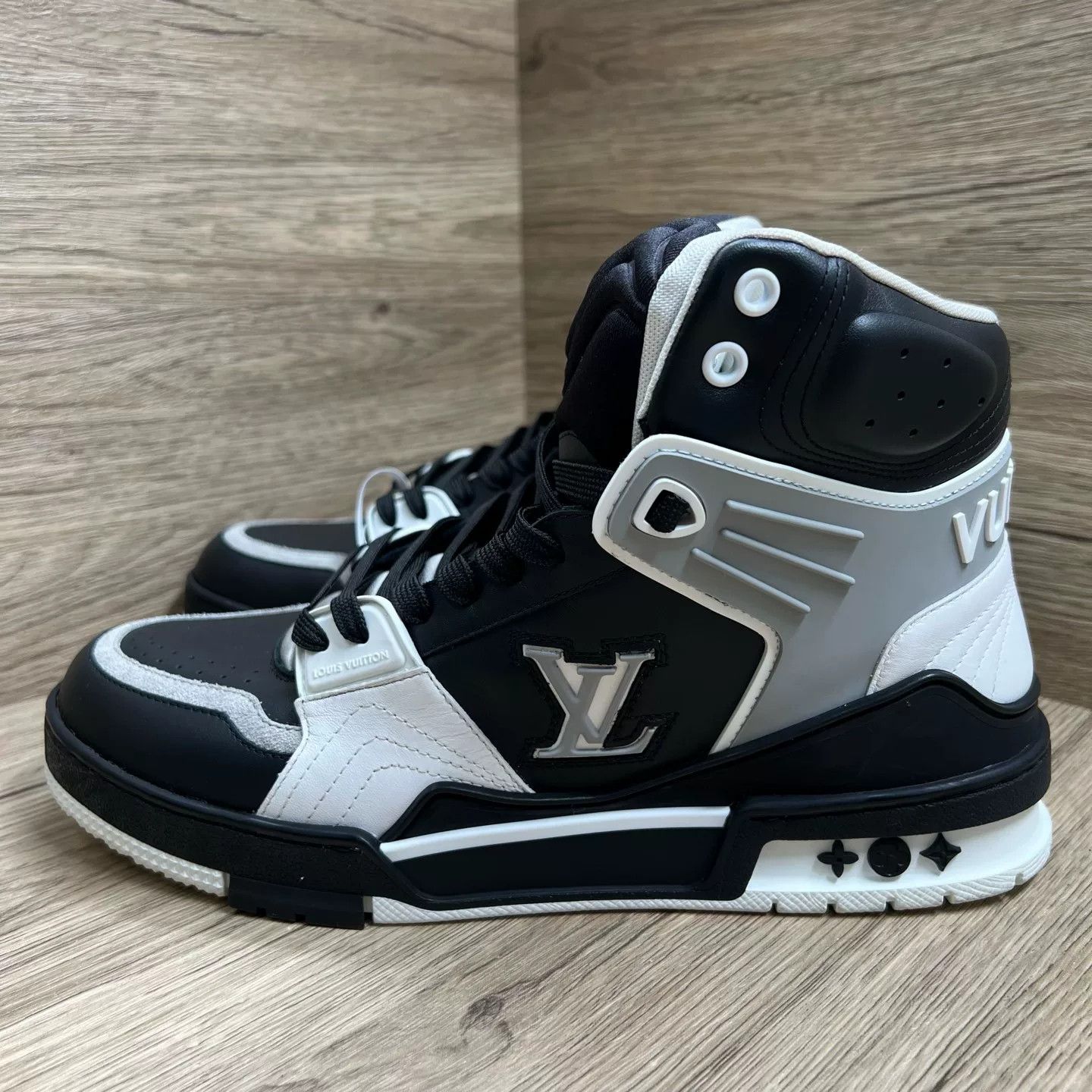 Louis Vuitton Louis Vuitton Black White Trainer Sneakers EU 41 Size US 8 / EU 41 - 2 Thumbnail