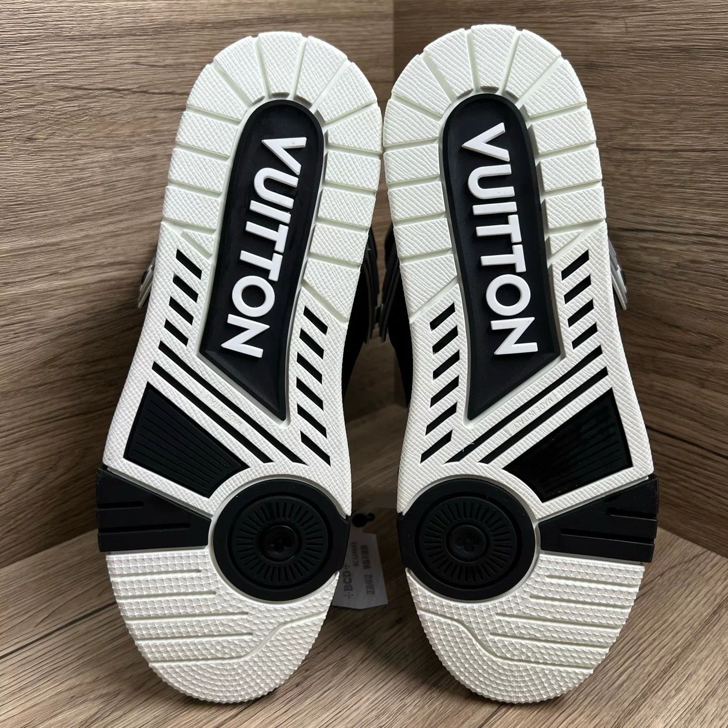 Louis Vuitton Louis Vuitton Black White Trainer Sneakers EU 41 Size US 8 / EU 41 - 7 Thumbnail