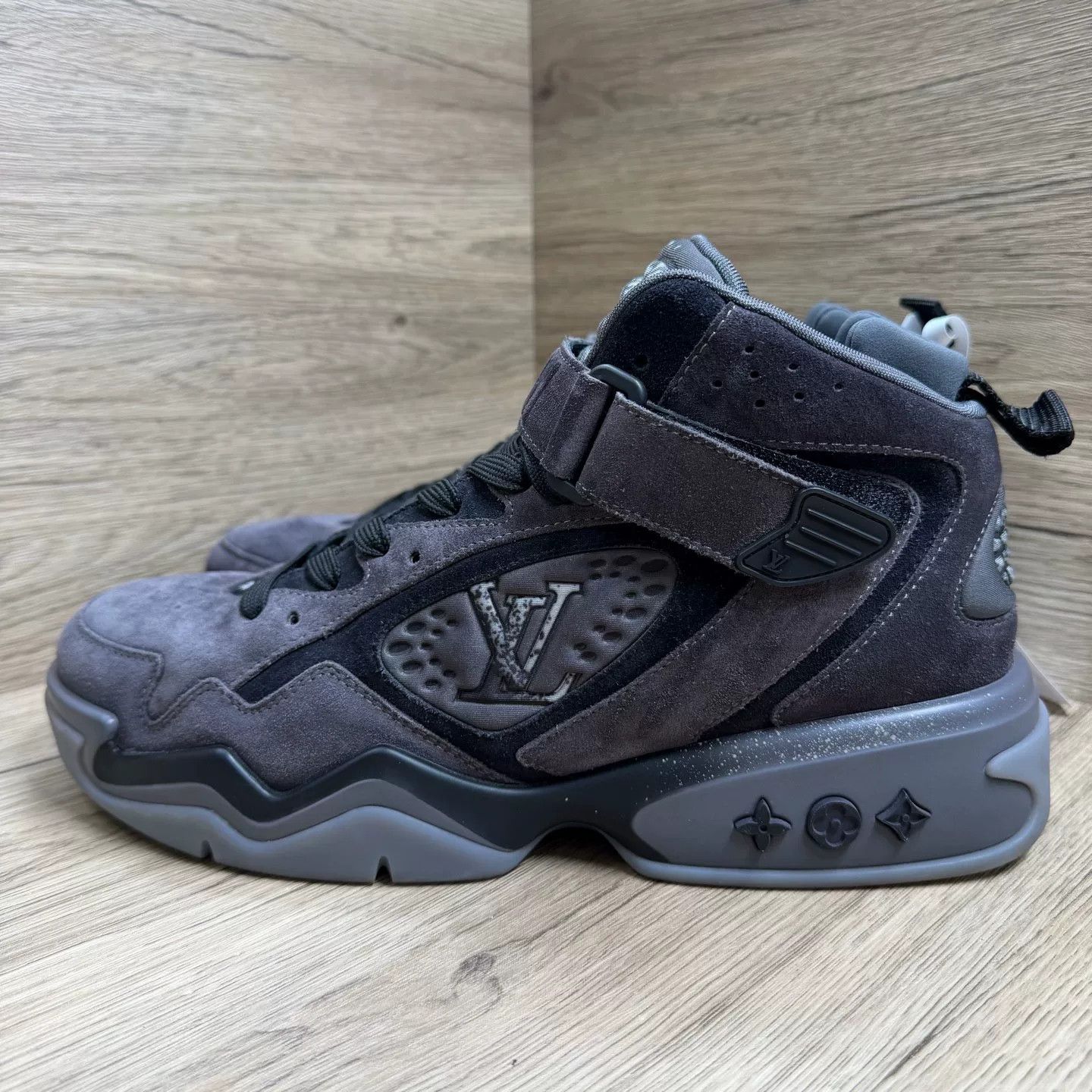 Louis Vuitton Louis Vuitton Gray Trainer 2 Mid Sneakers 7 Size US 8 / EU 41 - 2 Thumbnail