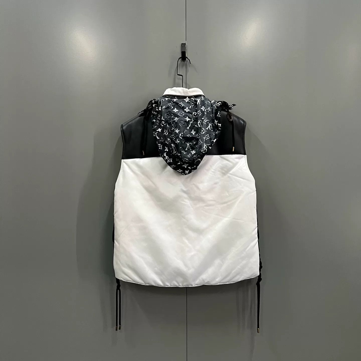 Louis Vuitton Louis Vuitton Monogram Hood Contrast Padded Vest 32 Size XXS / US 00 / IT 34 - 3 Thumbnail