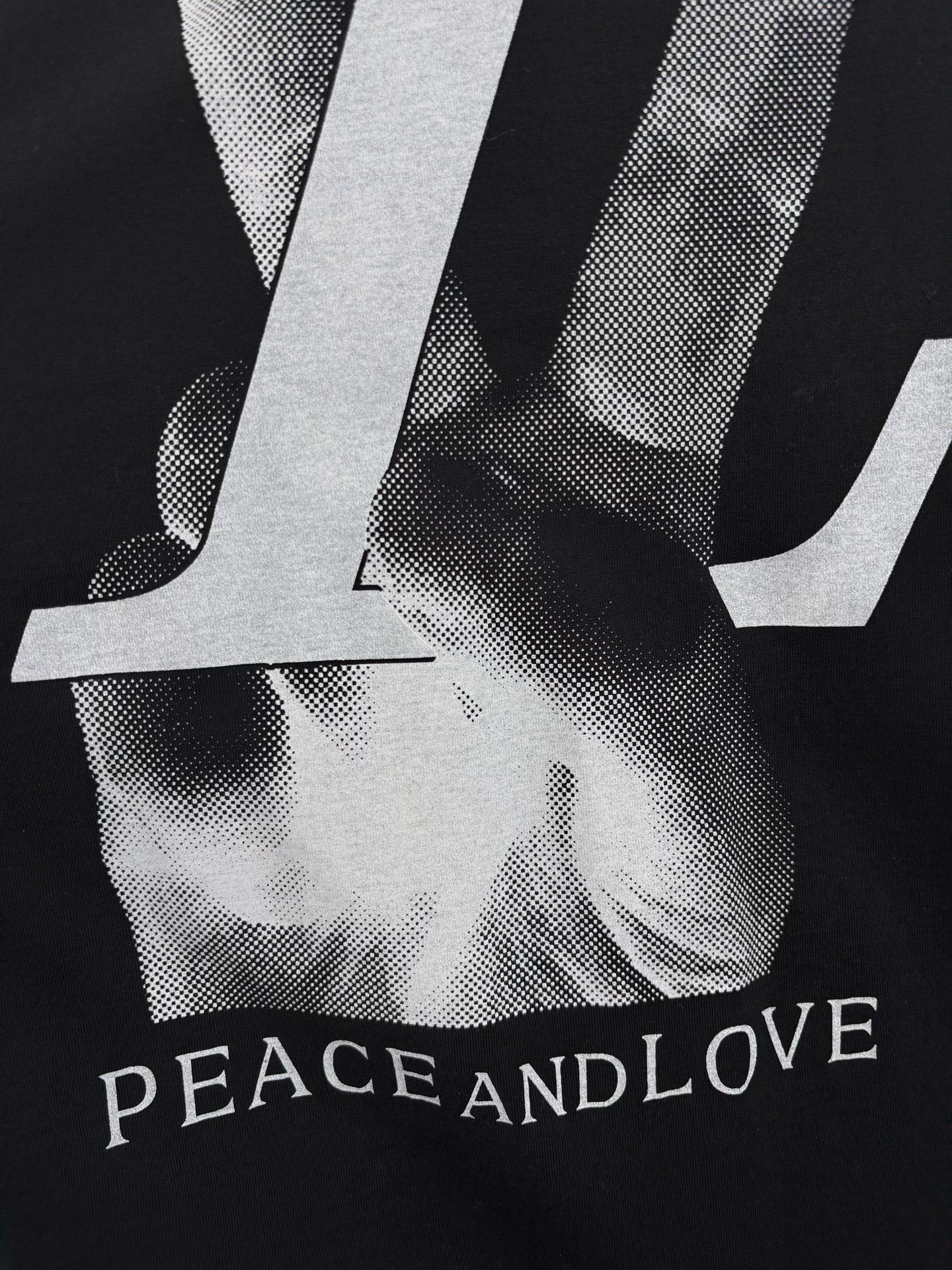 Louis Vuitton Louis Vuitton Peace and Love Graphic T-Shirt XL Size US XL / EU 56 / 4 - 4 Thumbnail
