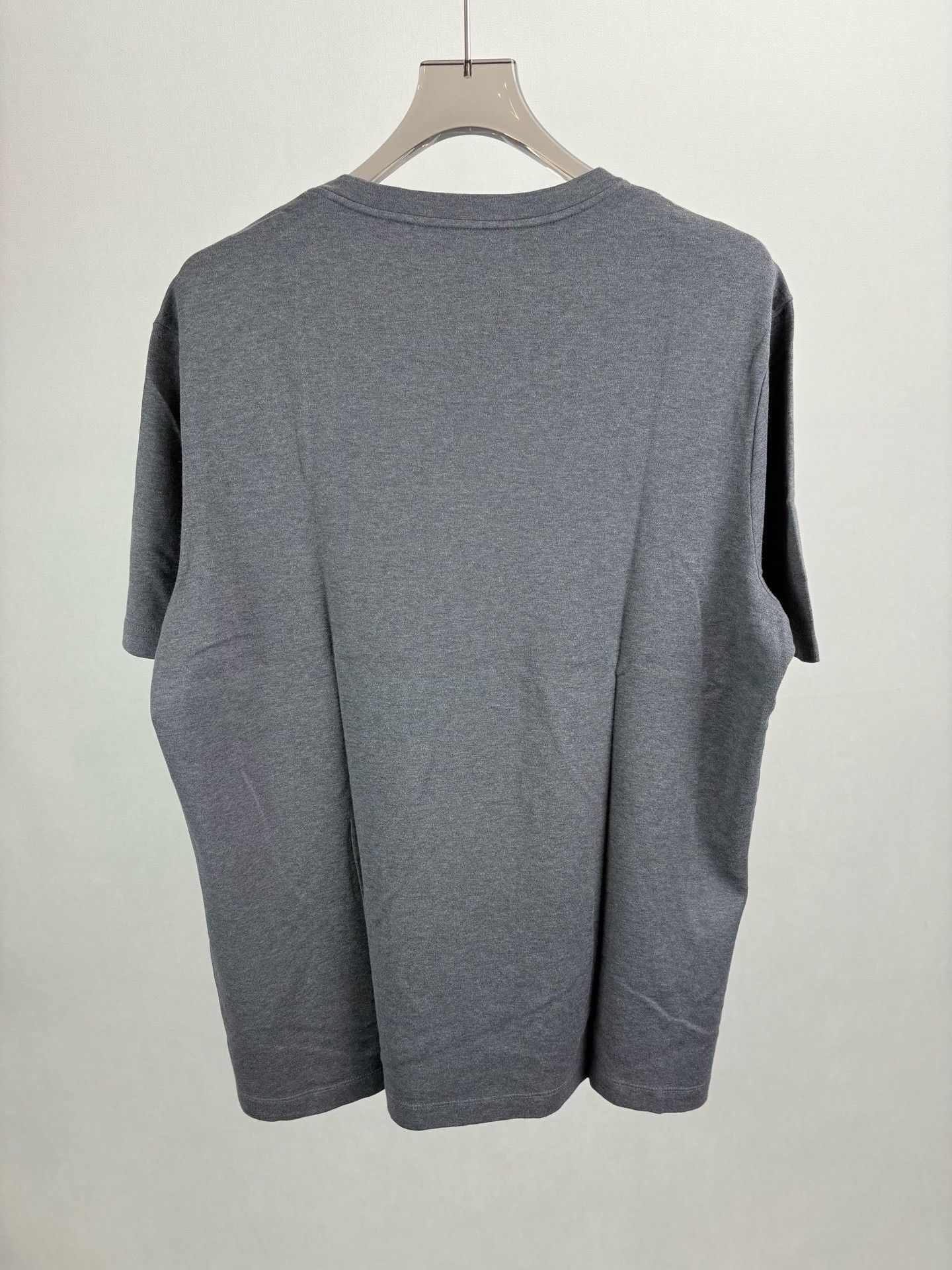 Louis Vuitton Louis Vuitton Embroidered Crest Grey T-Shirt XXL Size US XXL / EU 58 / 5 - 3 Thumbnail