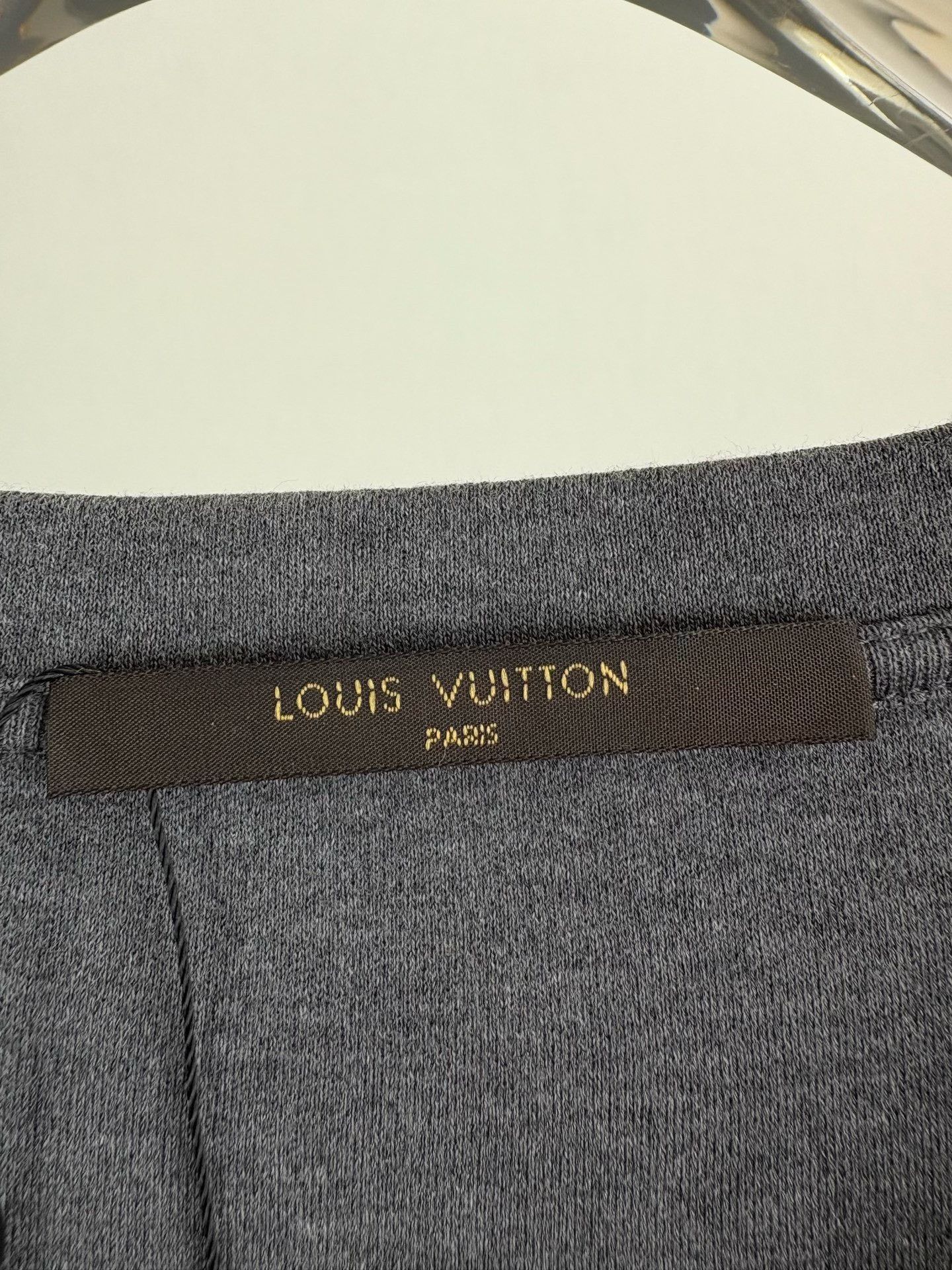 Louis Vuitton Louis Vuitton Embroidered Crest Grey T-Shirt XXL Size US XXL / EU 58 / 5 - 5 Thumbnail