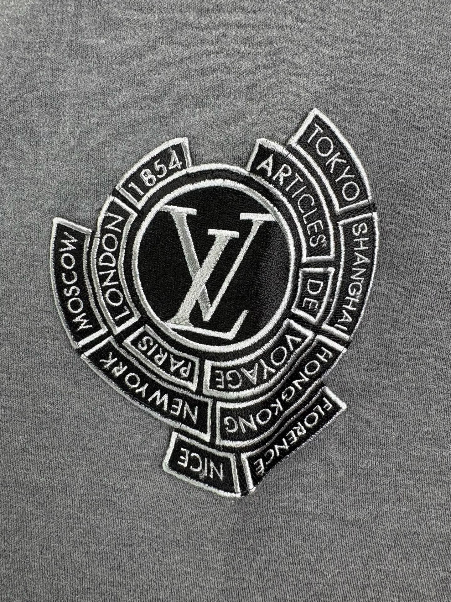 Louis Vuitton Louis Vuitton Embroidered Crest Grey T-Shirt XXL Size US XXL / EU 58 / 5 - 4 Thumbnail