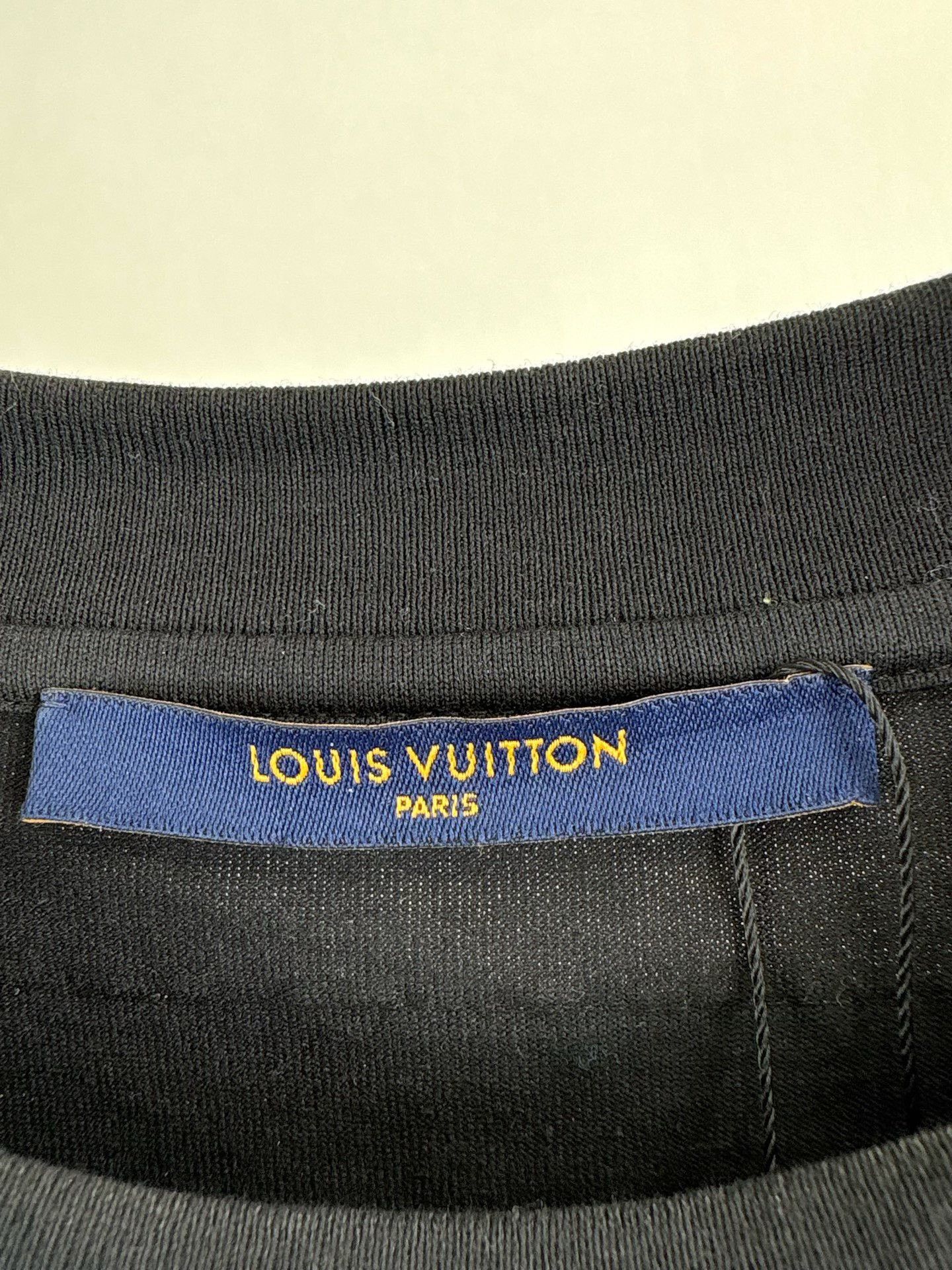 Louis Vuitton Louis Vuitton Embossed Logo T-Shirt XL Size US XL / EU 56 / 4 - 6 Thumbnail