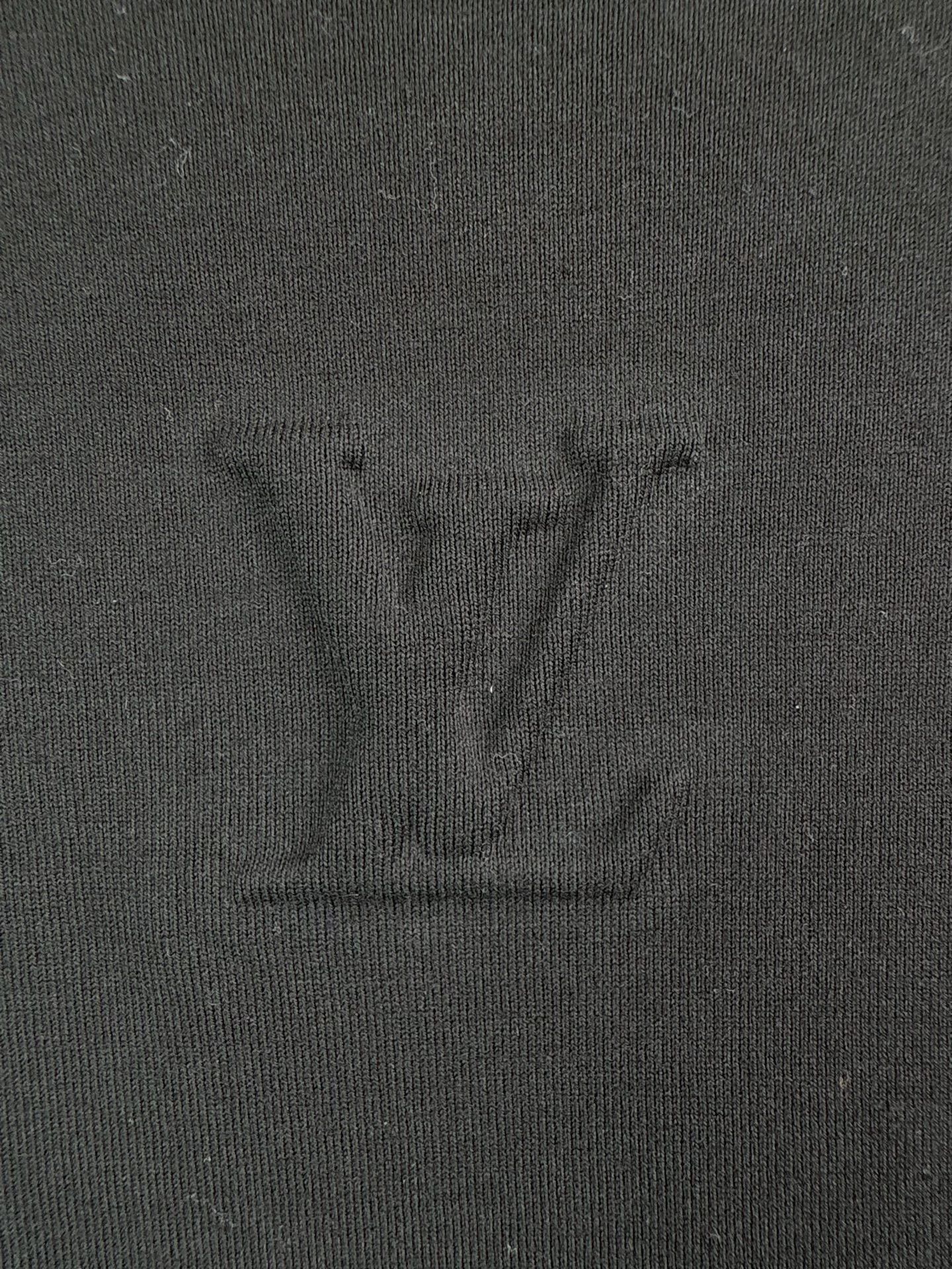 Louis Vuitton Louis Vuitton Embossed Logo T-Shirt XL Size US XL / EU 56 / 4 - 4 Thumbnail