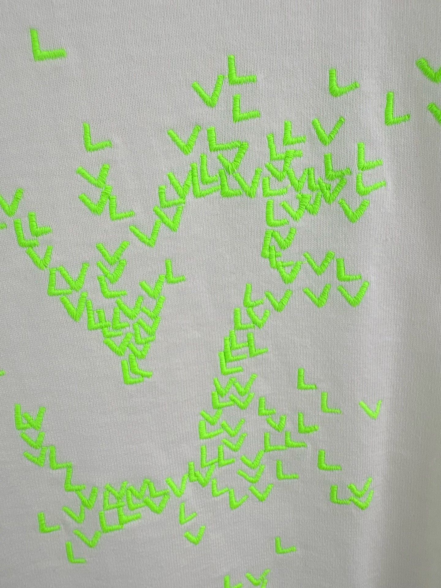 Louis Vuitton Louis Vuitton Embroidered Logo T-Shirt XL Size US XL / EU 56 / 4 - 4 Thumbnail