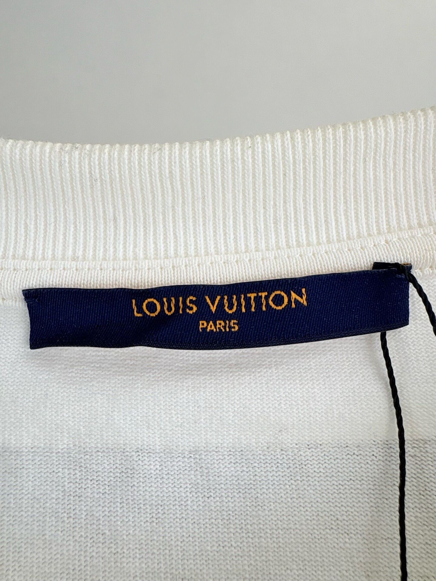 Louis Vuitton Louis Vuitton Embroidered Logo T-Shirt XL Size US XL / EU 56 / 4 - 6 Thumbnail