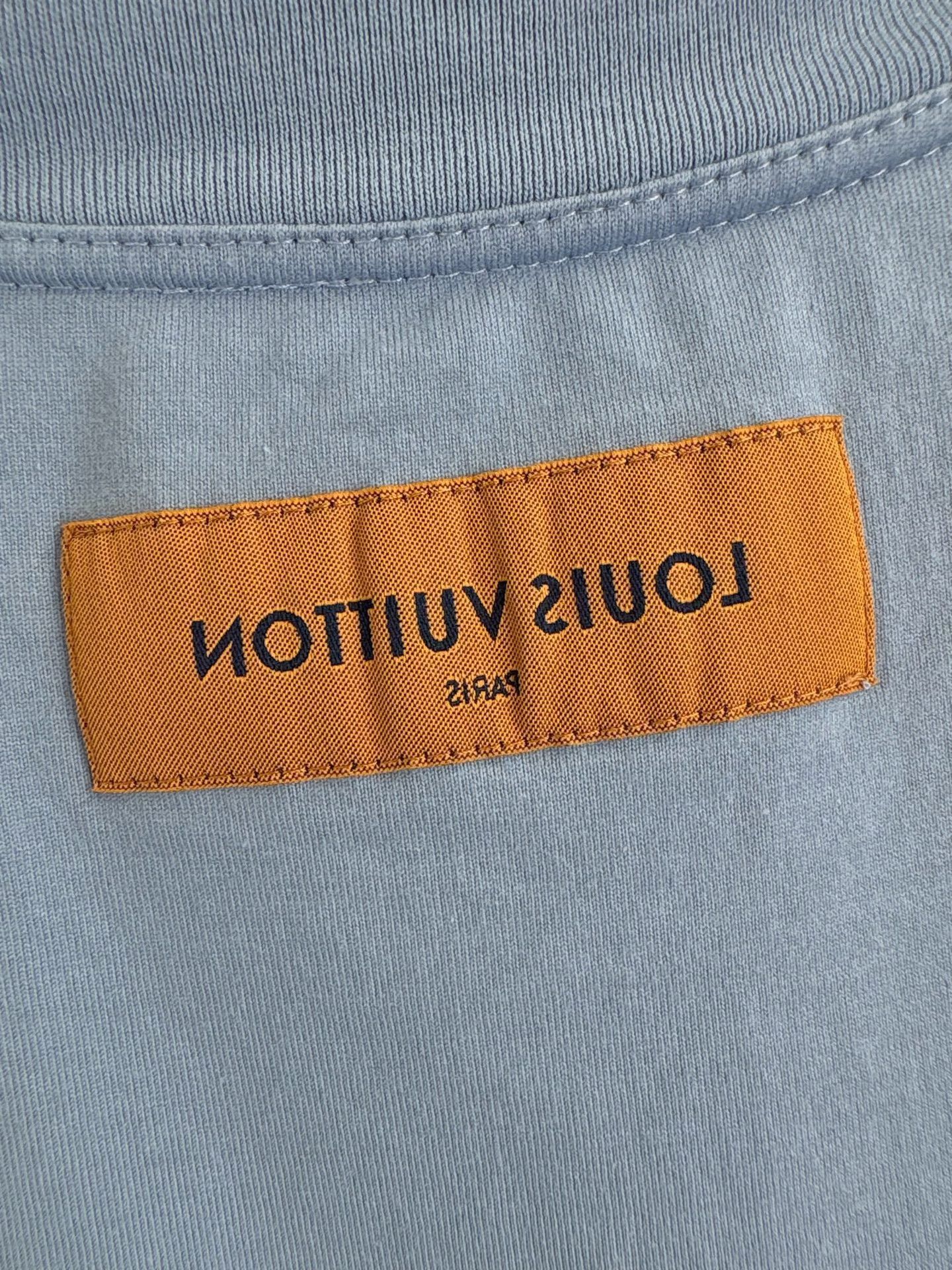 Louis Vuitton Louis Vuitton Embossed Logo T-Shirt Size XL Size US XL / EU 56 / 4 - 5 Thumbnail