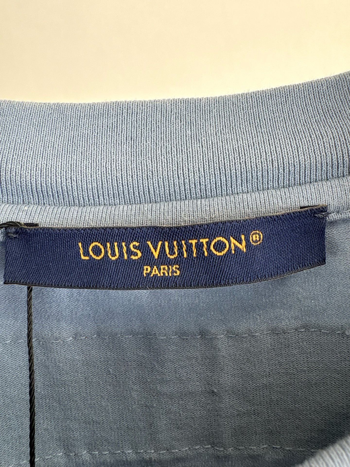 Louis Vuitton Louis Vuitton Embossed Logo T-Shirt Size XL Size US XL / EU 56 / 4 - 6 Thumbnail
