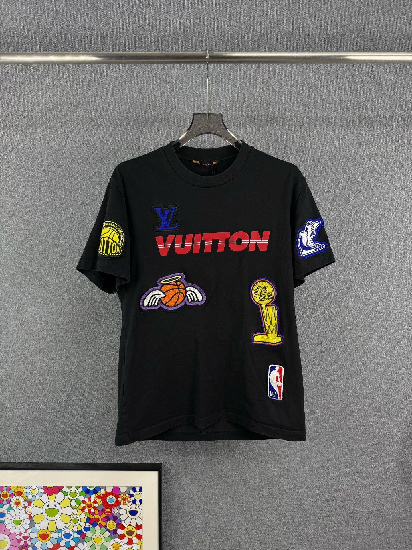 Louis Vuitton Louis Vuitton LV x NBA Patch T-Shirt Size M Size US M / EU 48-50 / 2 - 2 Thumbnail