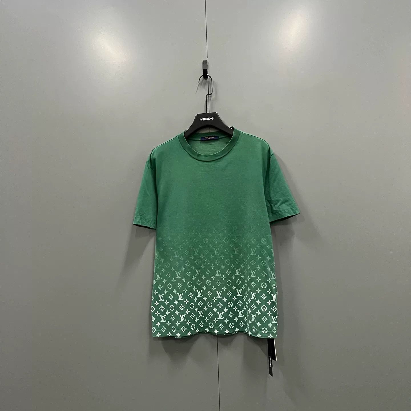 Louis Vuitton Louis Vuitton Monogram Gradient T-Shirt XL Size US XL / EU 56 / 4 - 2 Thumbnail