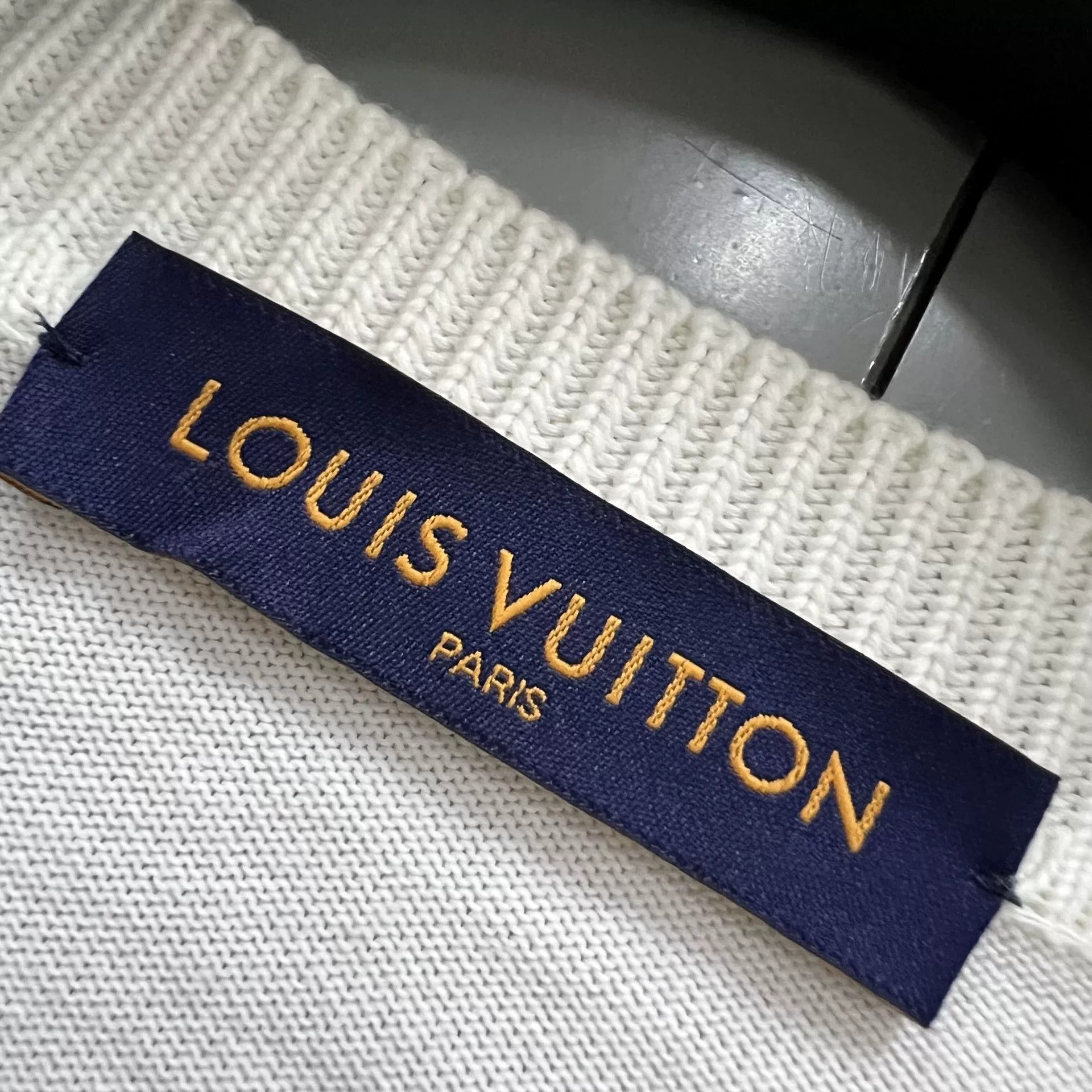 Louis Vuitton Louis Vuitton Pin Logo T-Shirt L Size US L / EU 52-54 / 3 - 4 Thumbnail