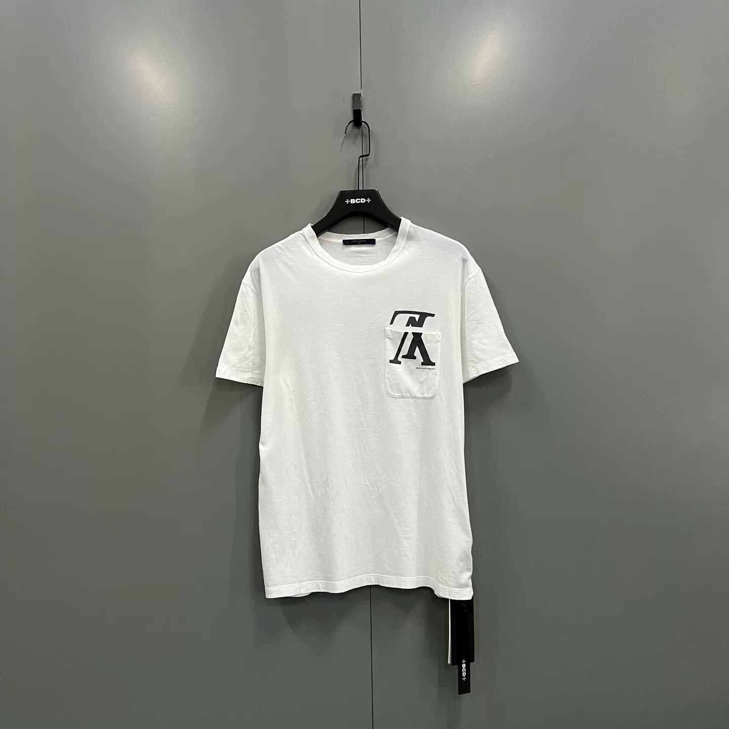 Louis Vuitton Louis Vuitton Inverted Logo Pocket T-Shirt S Size US S / EU 44-46 / 1 - 2 Thumbnail