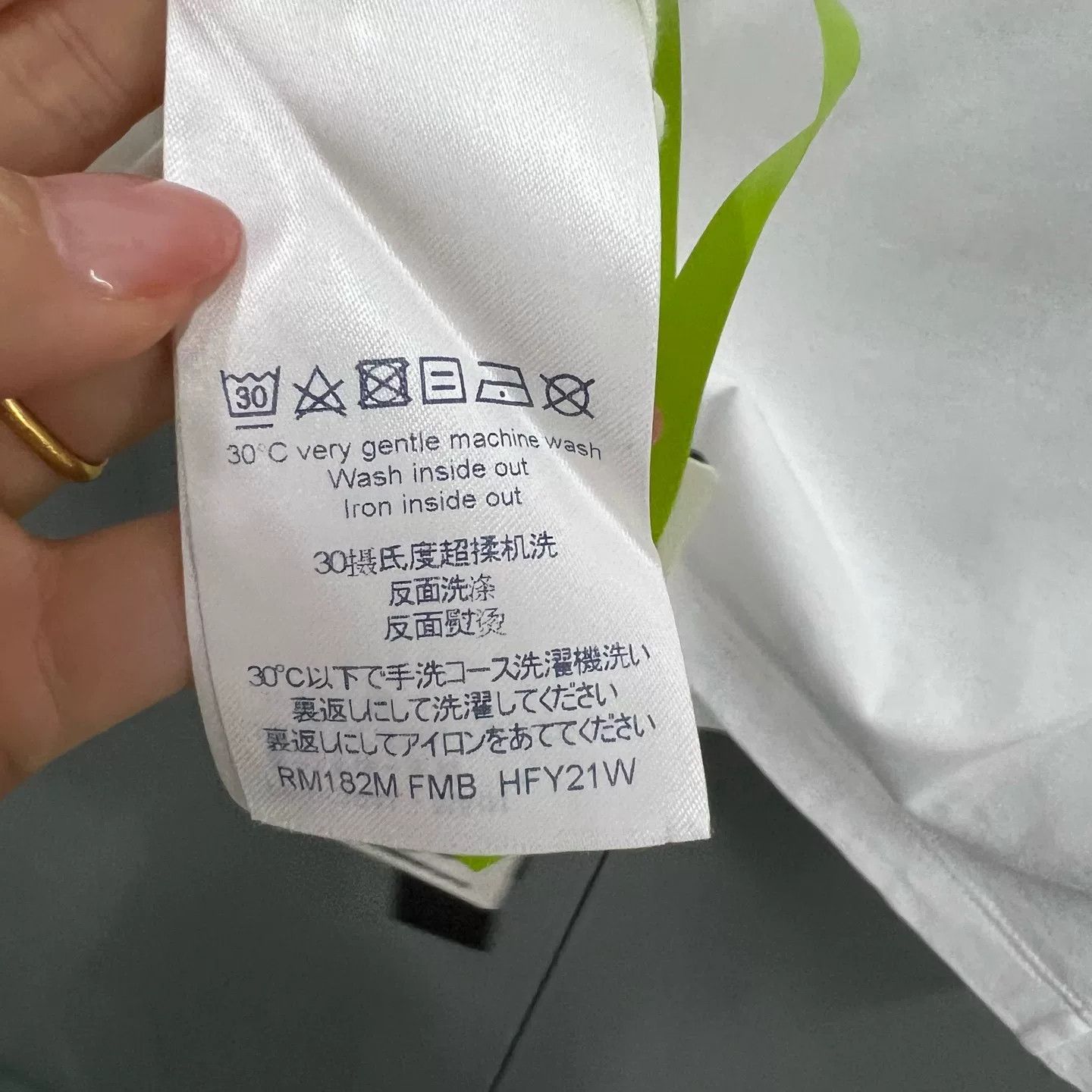 Louis Vuitton Louis Vuitton Inverted Logo Pocket T-Shirt S Size US S / EU 44-46 / 1 - 5 Thumbnail
