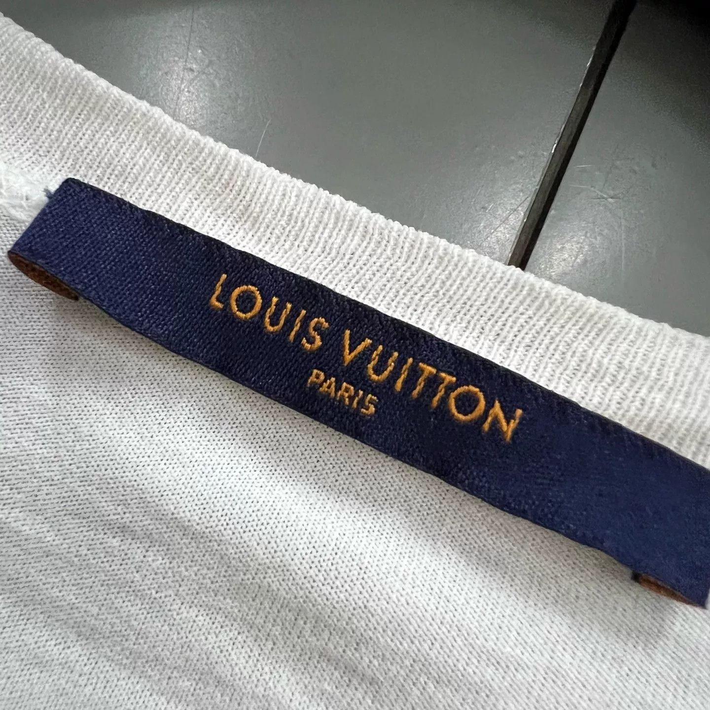 Louis Vuitton Louis Vuitton Inverted Logo Pocket T-Shirt S Size US S / EU 44-46 / 1 - 4 Thumbnail