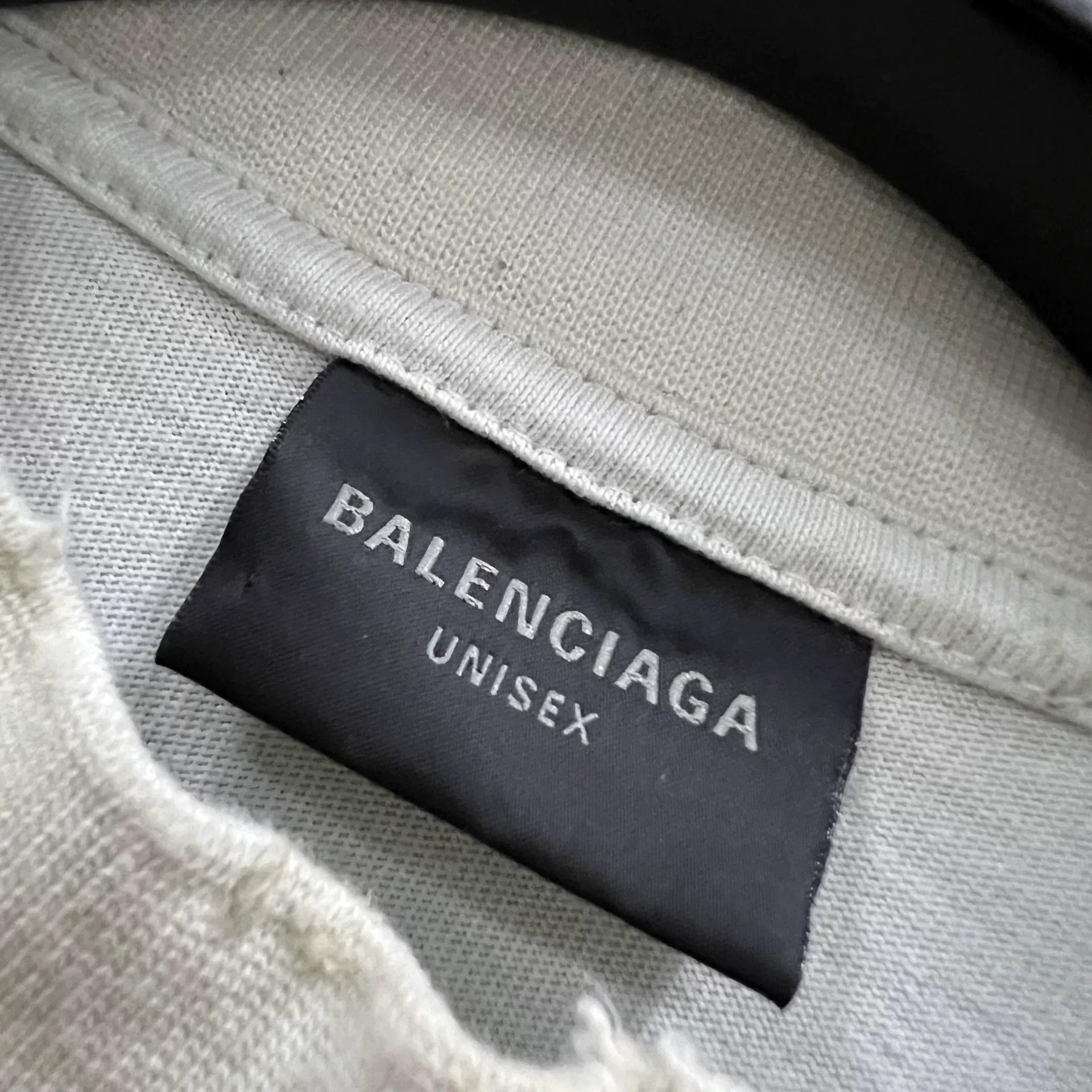 Balenciaga Balenciaga Distressed Crest Logo T-Shirt Size 1 Size US S / EU 44-46 / 1 - 4 Thumbnail
