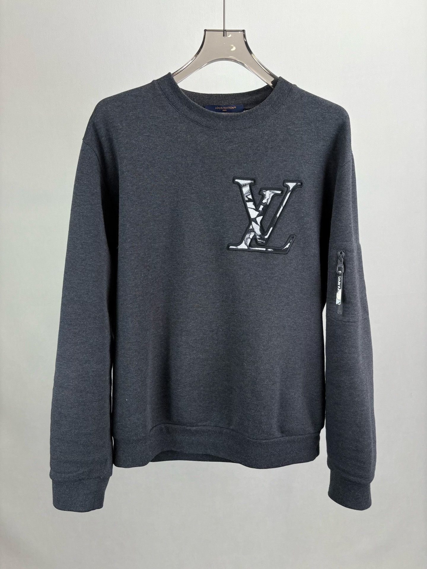 Louis Vuitton Louis Vuitton Logo Patch Sweatshirt XL Size US XL / EU 56 / 4 - 2 Thumbnail