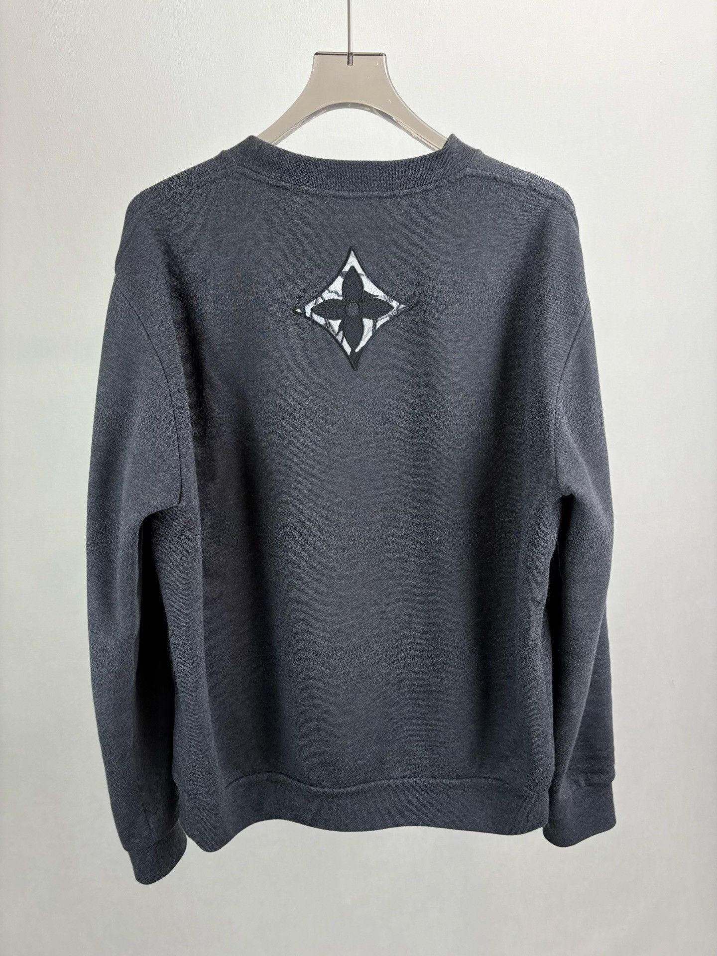 Louis Vuitton Louis Vuitton Logo Patch Sweatshirt XL Size US XL / EU 56 / 4 - 3 Thumbnail