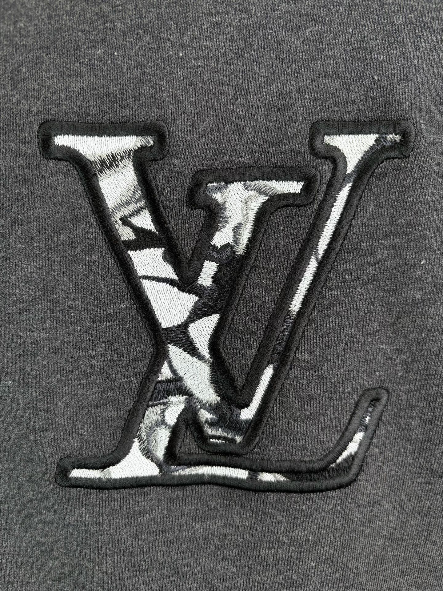 Louis Vuitton Louis Vuitton Logo Patch Sweatshirt XL Size US XL / EU 56 / 4 - 4 Thumbnail