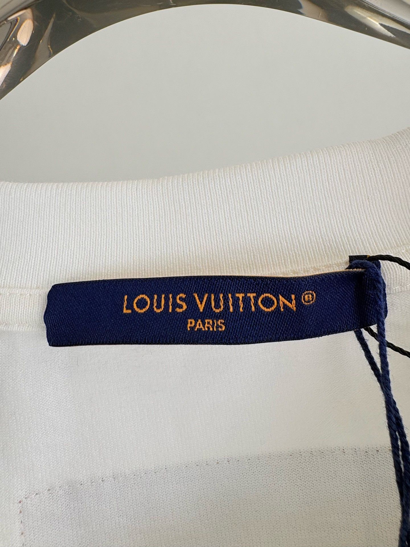 Louis Vuitton Louis Vuitton Embossed LV Logo T-Shirt L Size US L / EU 52-54 / 3 - 6 Thumbnail