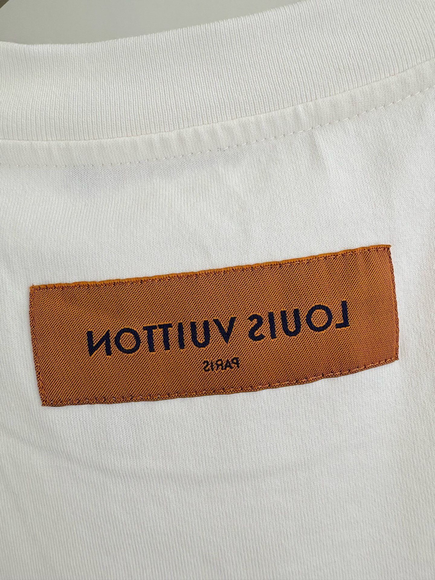 Louis Vuitton Louis Vuitton Embossed LV Logo T-Shirt L Size US L / EU 52-54 / 3 - 5 Thumbnail