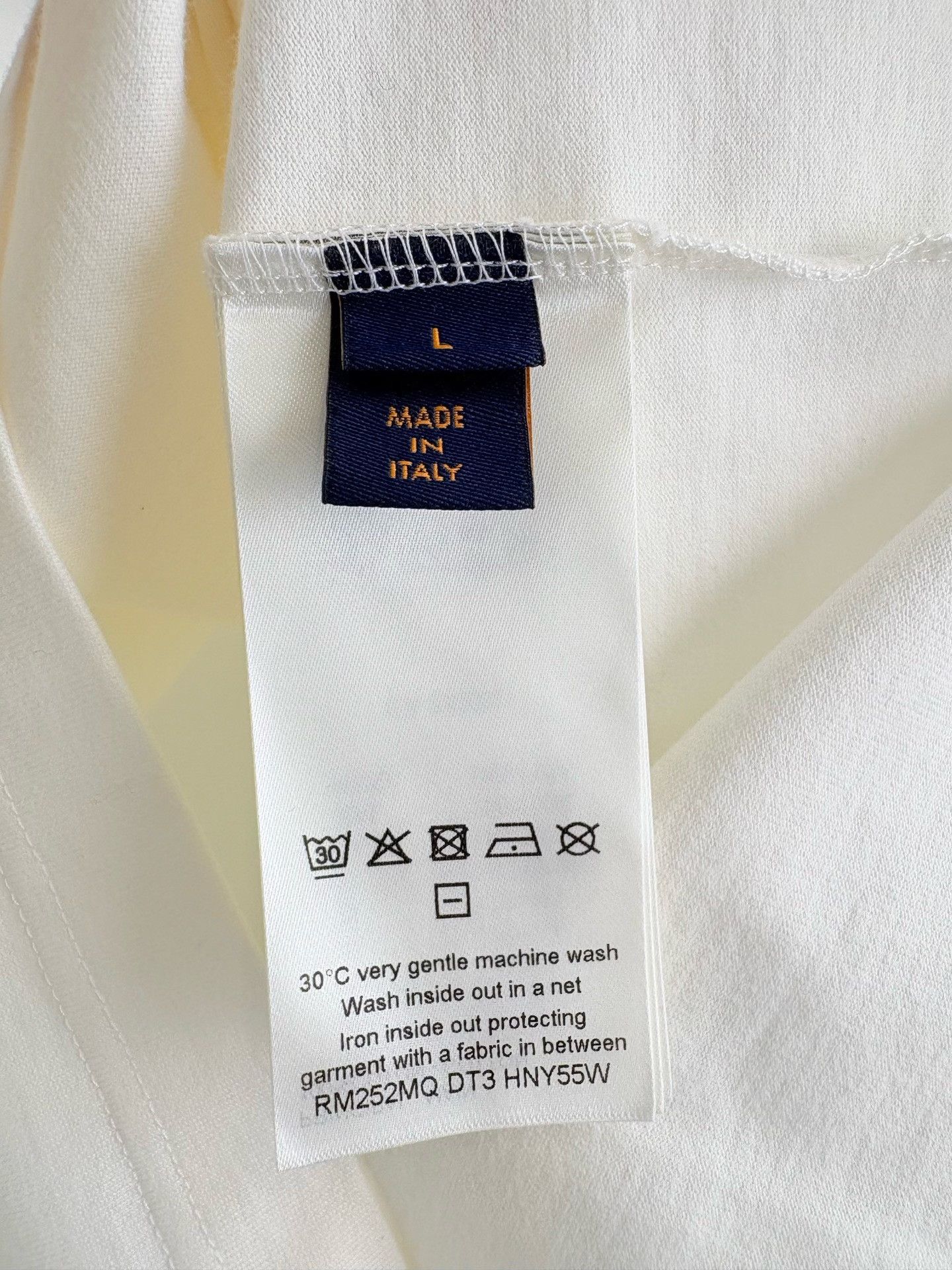 Louis Vuitton Louis Vuitton Embossed LV Logo T-Shirt L Size US L / EU 52-54 / 3 - 7 Thumbnail