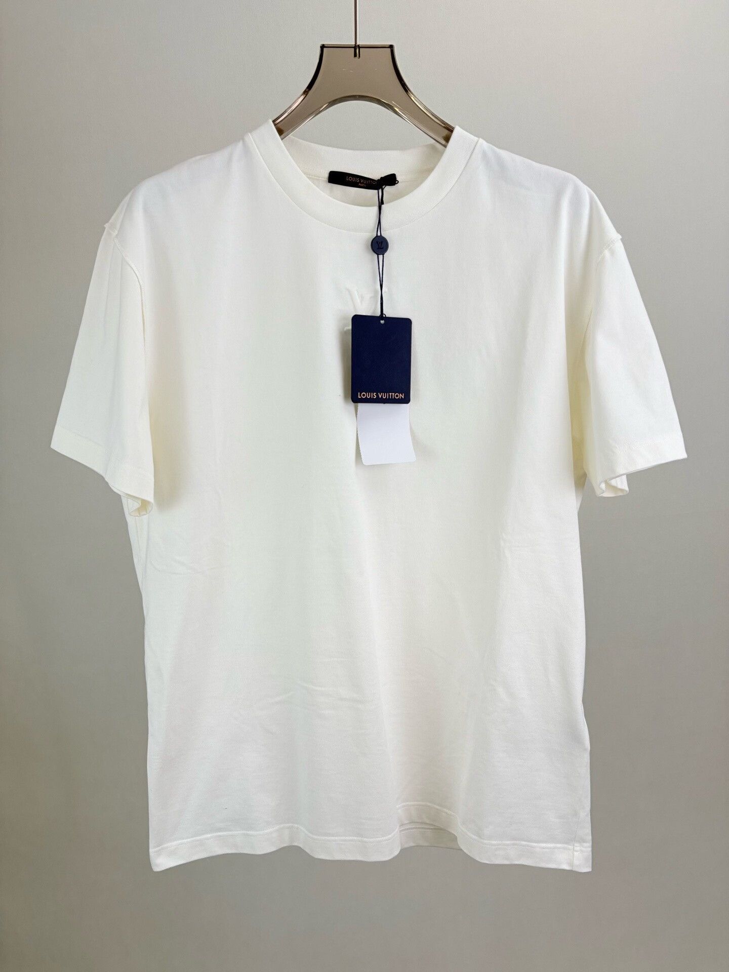 Louis Vuitton Louis Vuitton Embossed LV Logo T-Shirt L Size US L / EU 52-54 / 3 - 2 Thumbnail