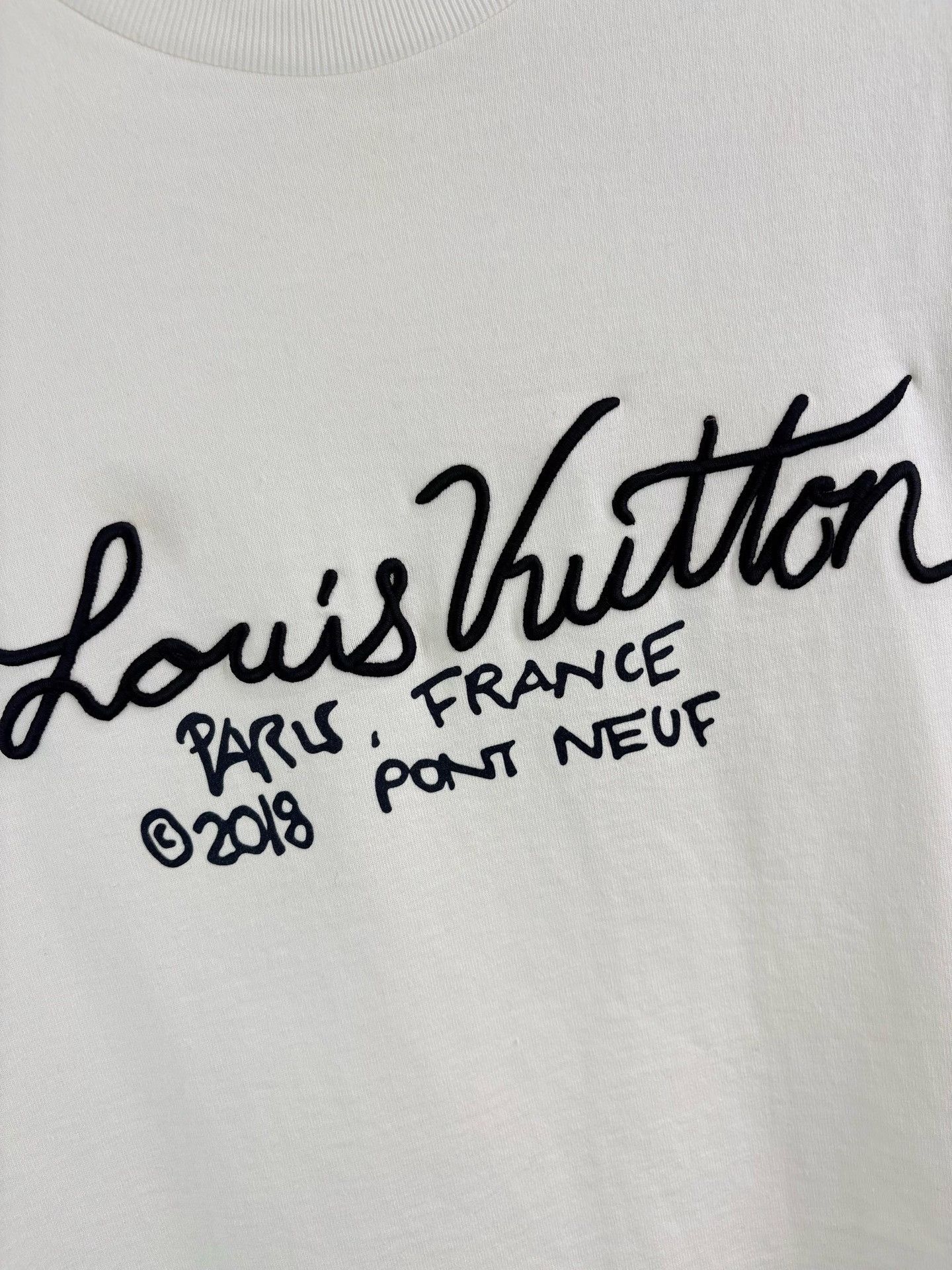 Louis Vuitton Louis Vuitton Script Logo Embroidered T-Shirt XL Size US XL / EU 56 / 4 - 4 Thumbnail