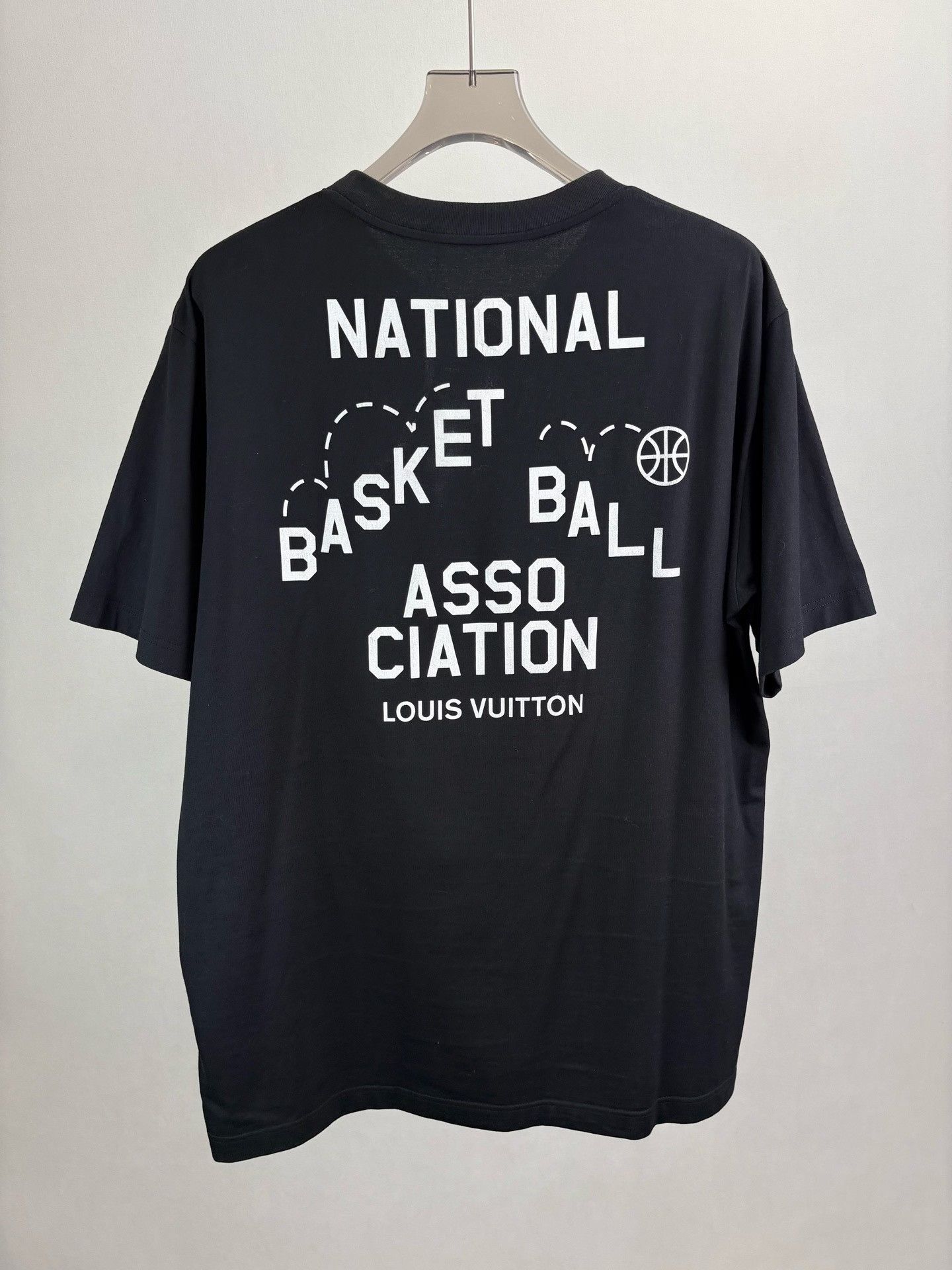Louis Vuitton Louis Vuitton x NBA Basketball Logo Print T-Shirt US XXL Size US XXL / EU 58 / 5 - 3 Thumbnail