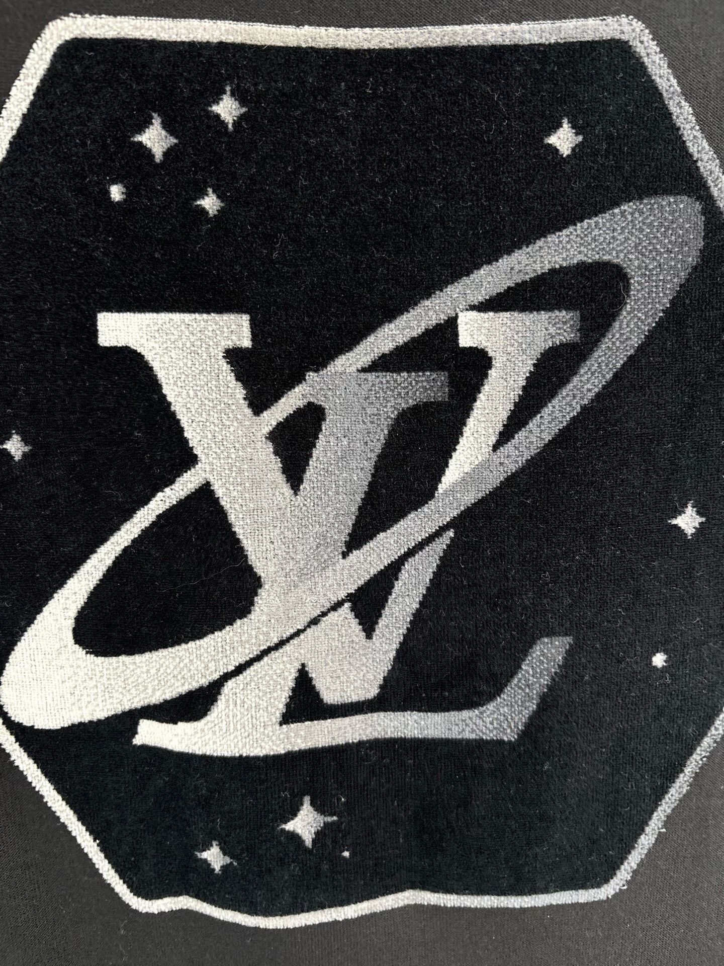 Louis Vuitton Louis Vuitton Flocked Planet Logo T-Shirt XL Size US XL / EU 56 / 4 - 4 Thumbnail
