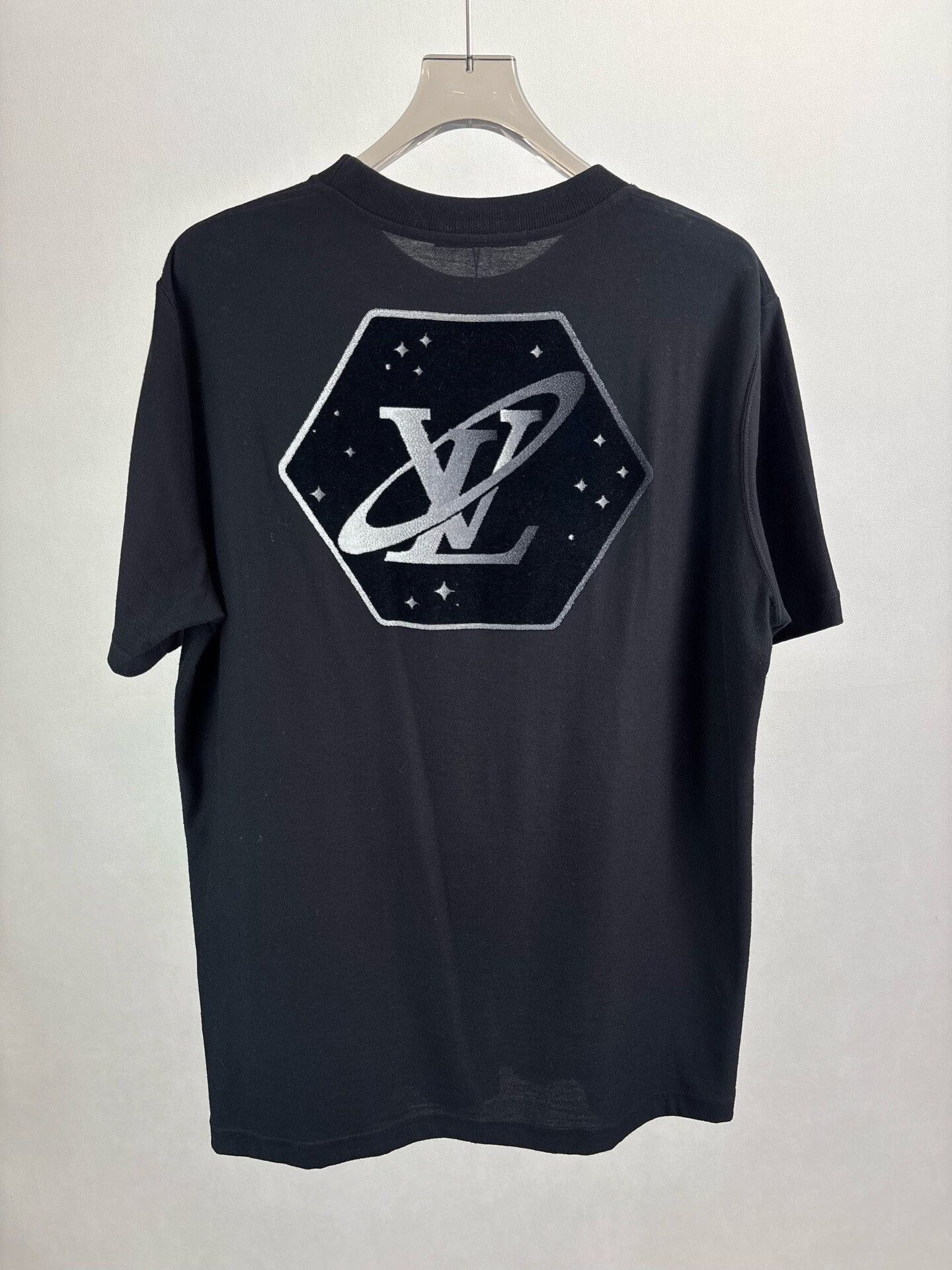 Louis Vuitton Louis Vuitton Flocked Planet Logo T-Shirt XL Size US XL / EU 56 / 4 - 2 Thumbnail