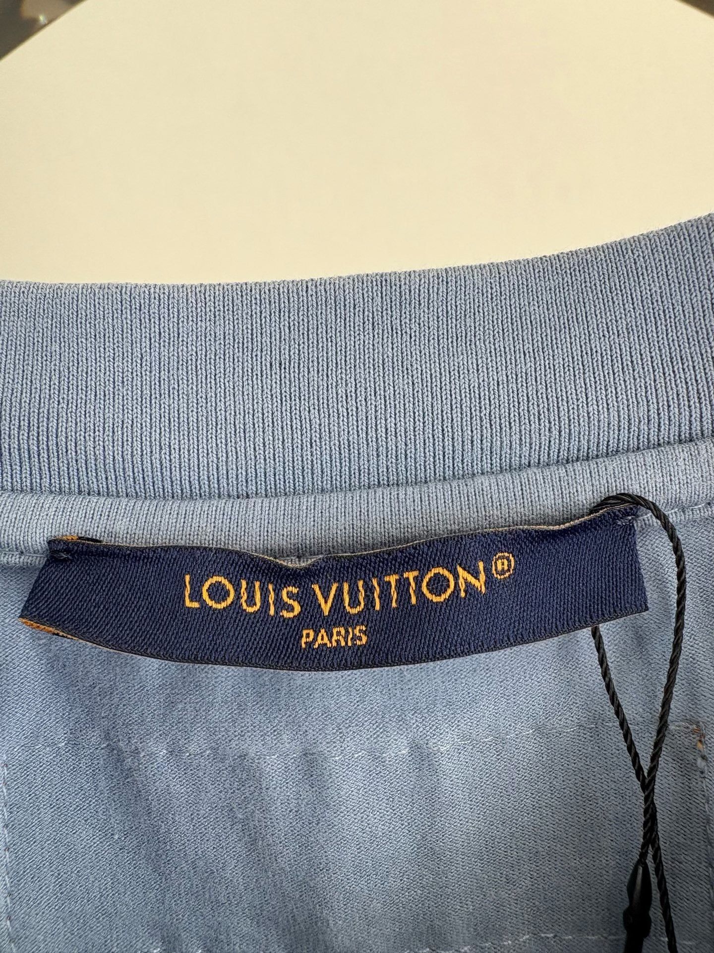 Louis Vuitton Louis Vuitton Embossed LV Logo T-Shirt Blue XL Size US XL / EU 56 / 4 - 6 Thumbnail