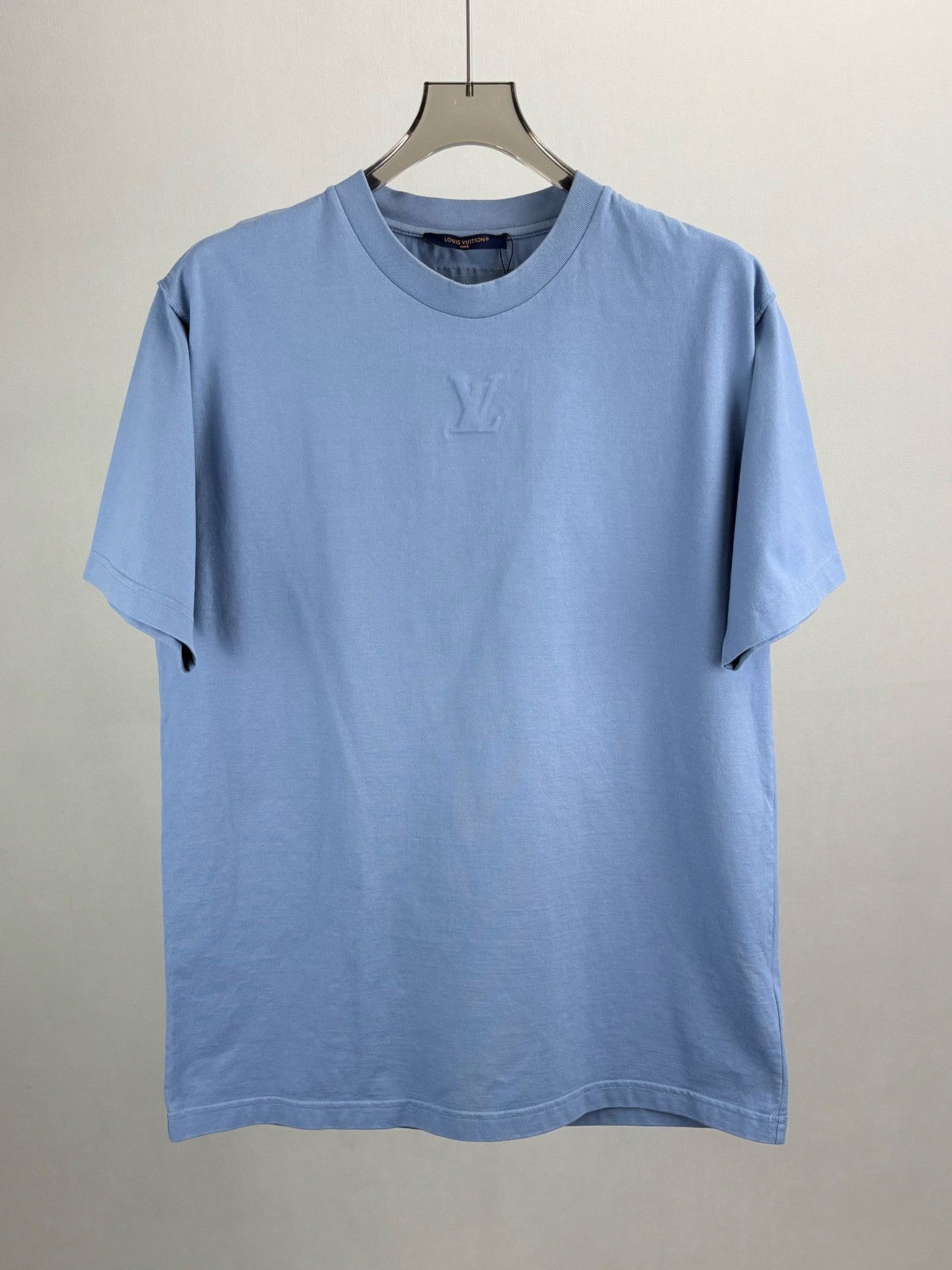 Louis Vuitton Louis Vuitton Embossed LV Logo T-Shirt Blue XL Size US XL / EU 56 / 4 - 2 Thumbnail