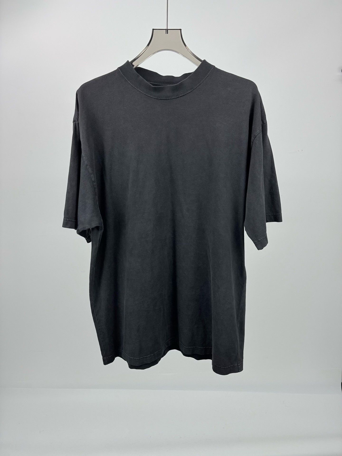 Balenciaga Balenciaga Back Letter Logo T-Shirt Size L Size US L / EU 52-54 / 3 - 3 Thumbnail