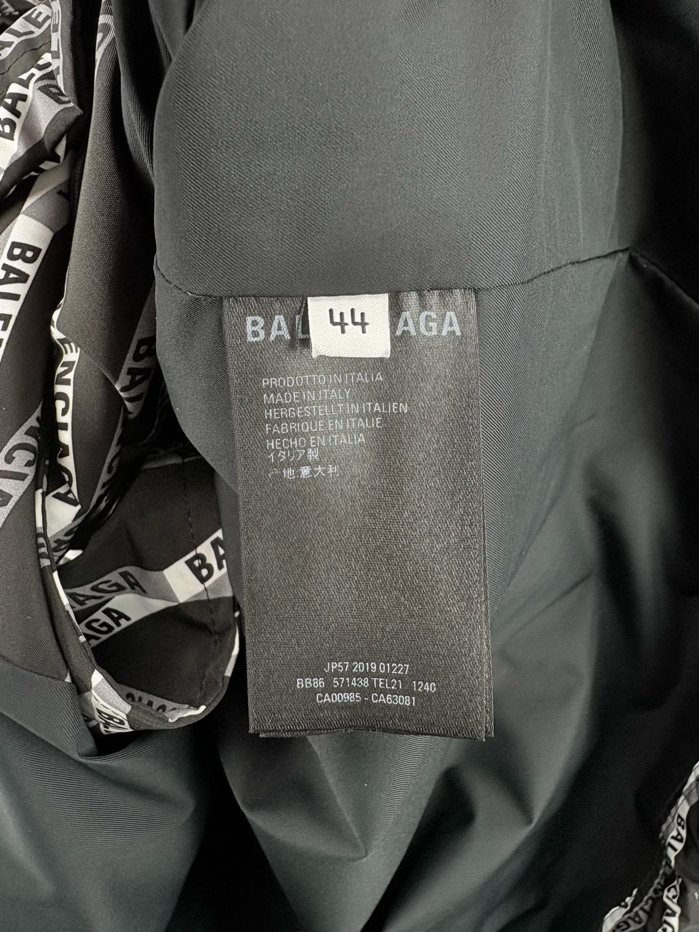 Balenciaga Balenciaga All Over Logo Windbreaker Jacket Size 44 Size US S / EU 44-46 / 1 - 5 Thumbnail