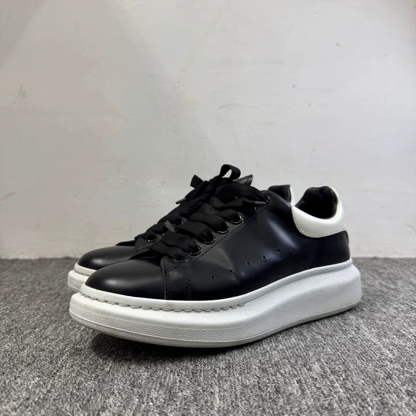 Alexander McQueen Alexander McQueen Oversized Low-Top Sneakers 40 Size US 7 / EU 40 - 2 Thumbnail